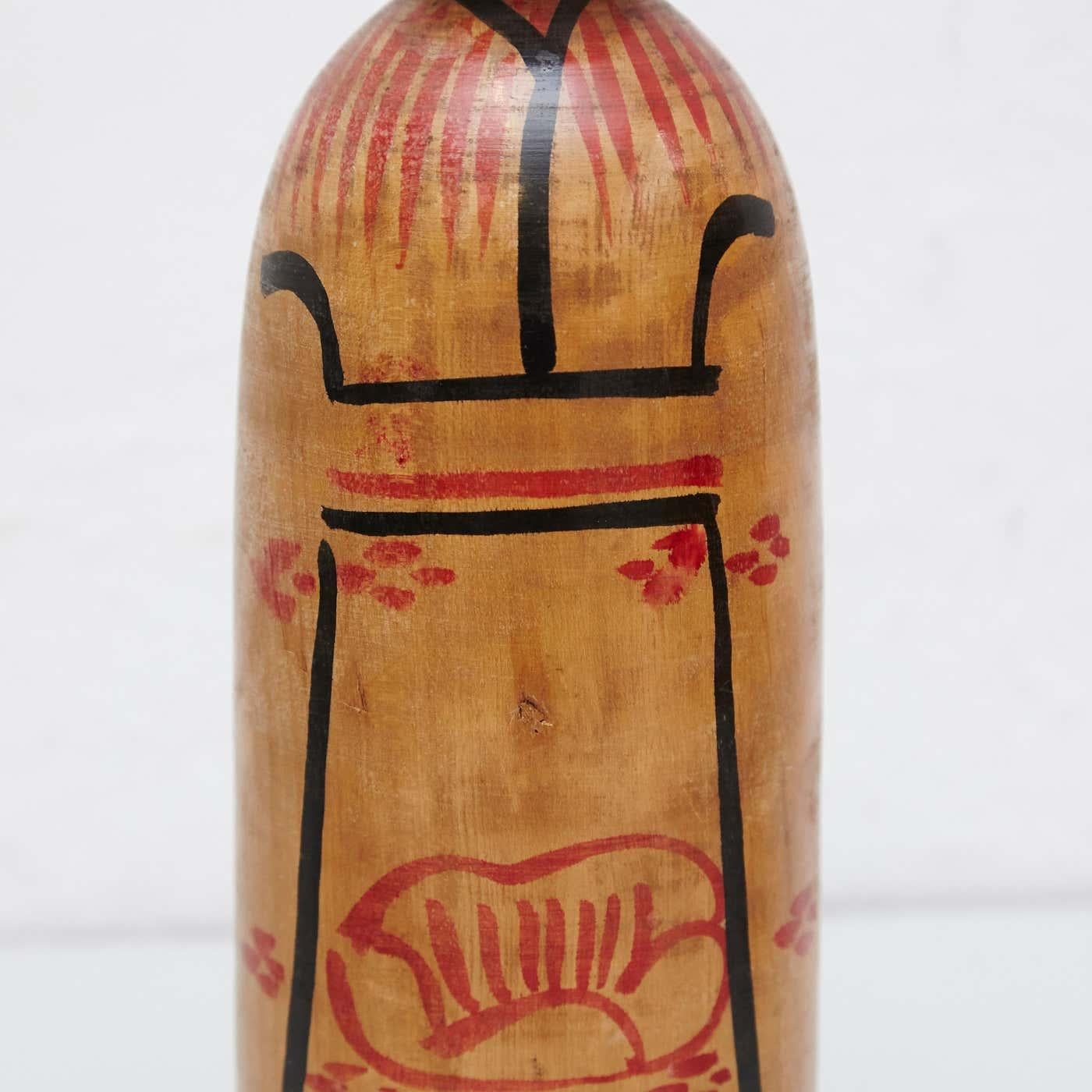 Pareja de muñecas kokeshi de madera pintadas a mano, hacia 1940 en Bueno estado para la venta en Barcelona, ES