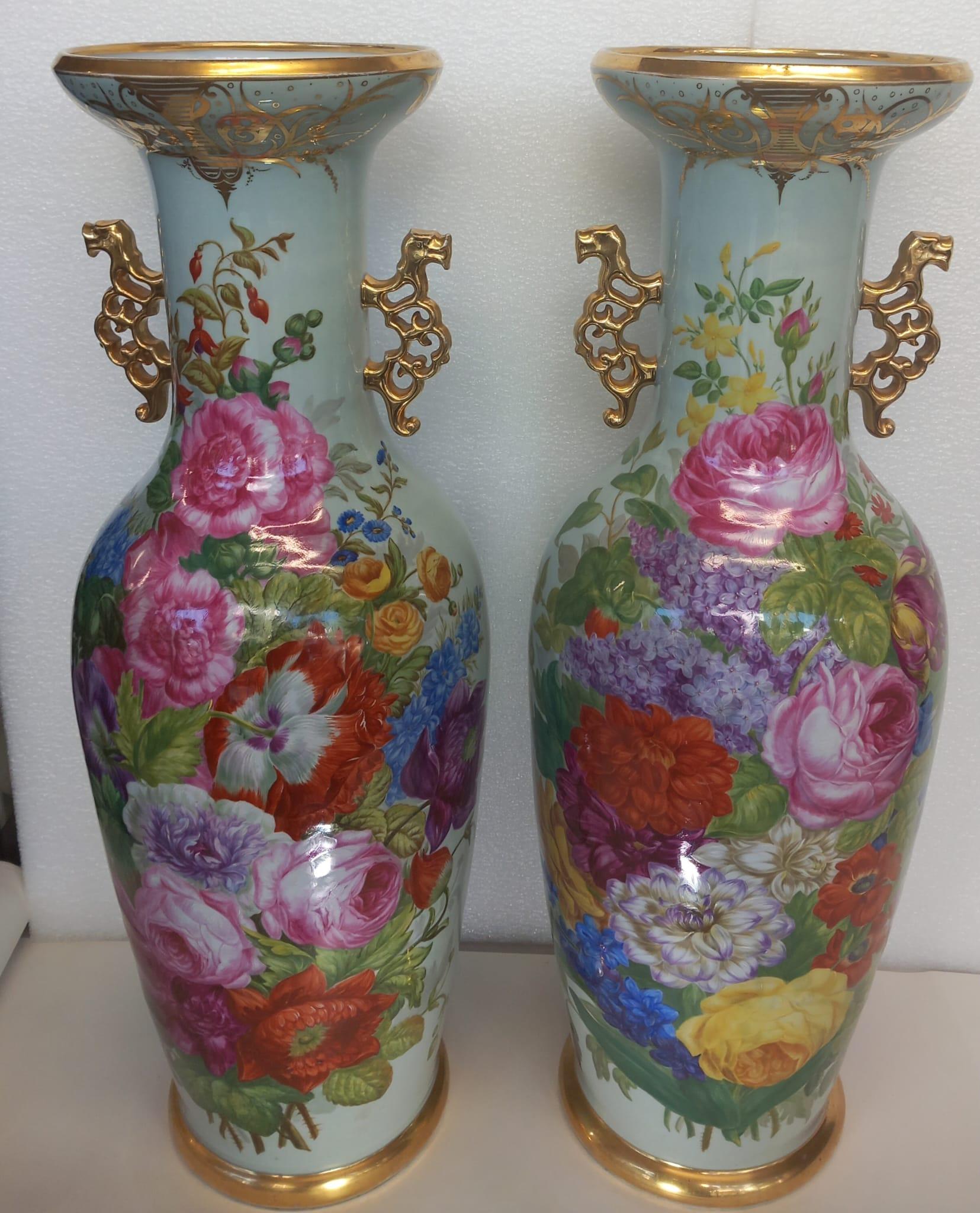 Pair of hand painting Napoleon III porcelain vases In Excellent Condition For Sale In London, GB