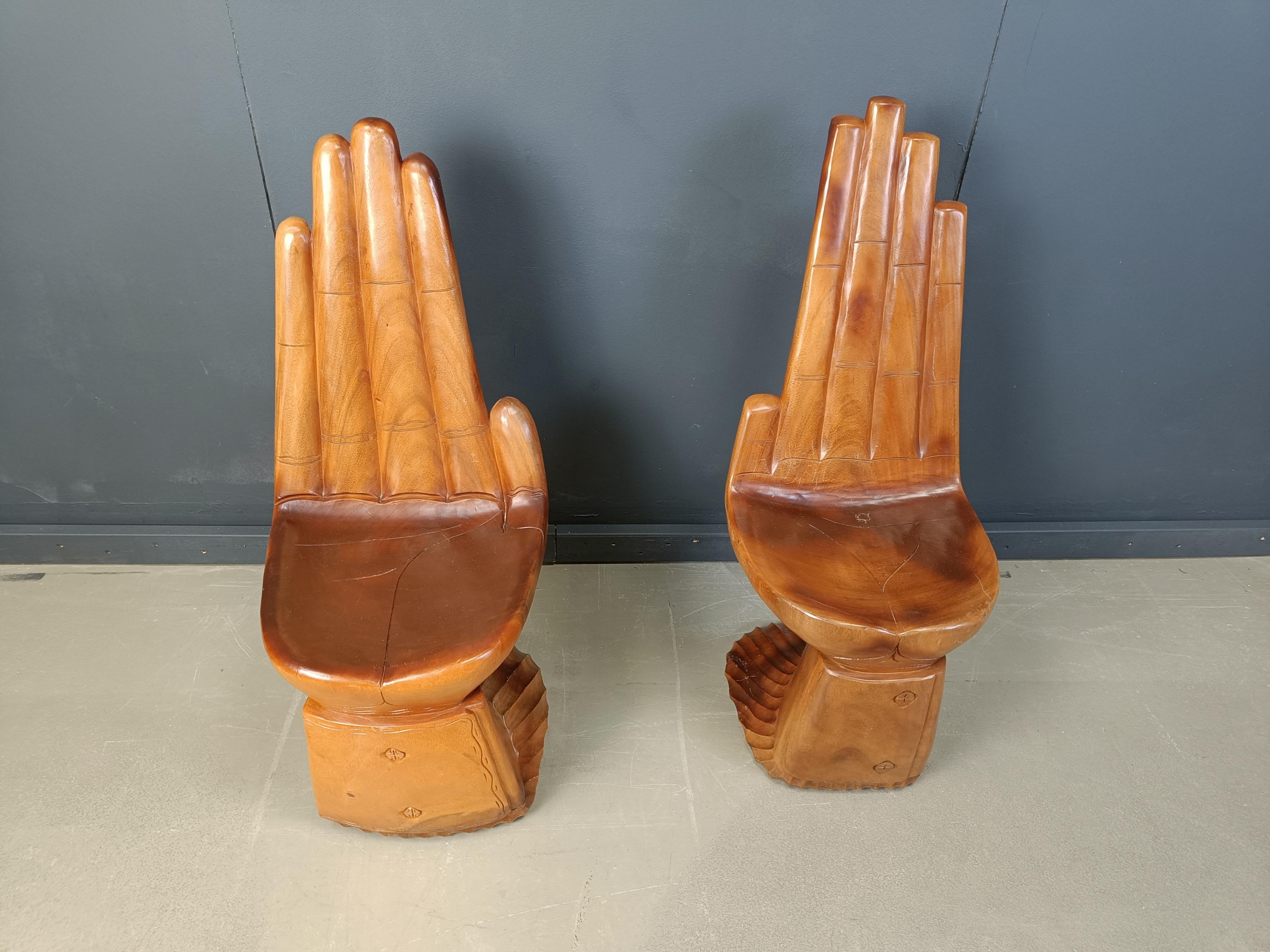Sedie a mano scolpite in legno massiccio di teak d'epoca.

Sedie di ottima fattura, una delle quali presenta anche sculture in legno.

Molto decorativi come coppia.

Anni '70 - Asia

Buone condizioni generali

Dimensioni:
Altezza: 103 cm
Larghezza: