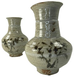 Pareja de jarrones de barro torneados a mano, pintados y esmaltados