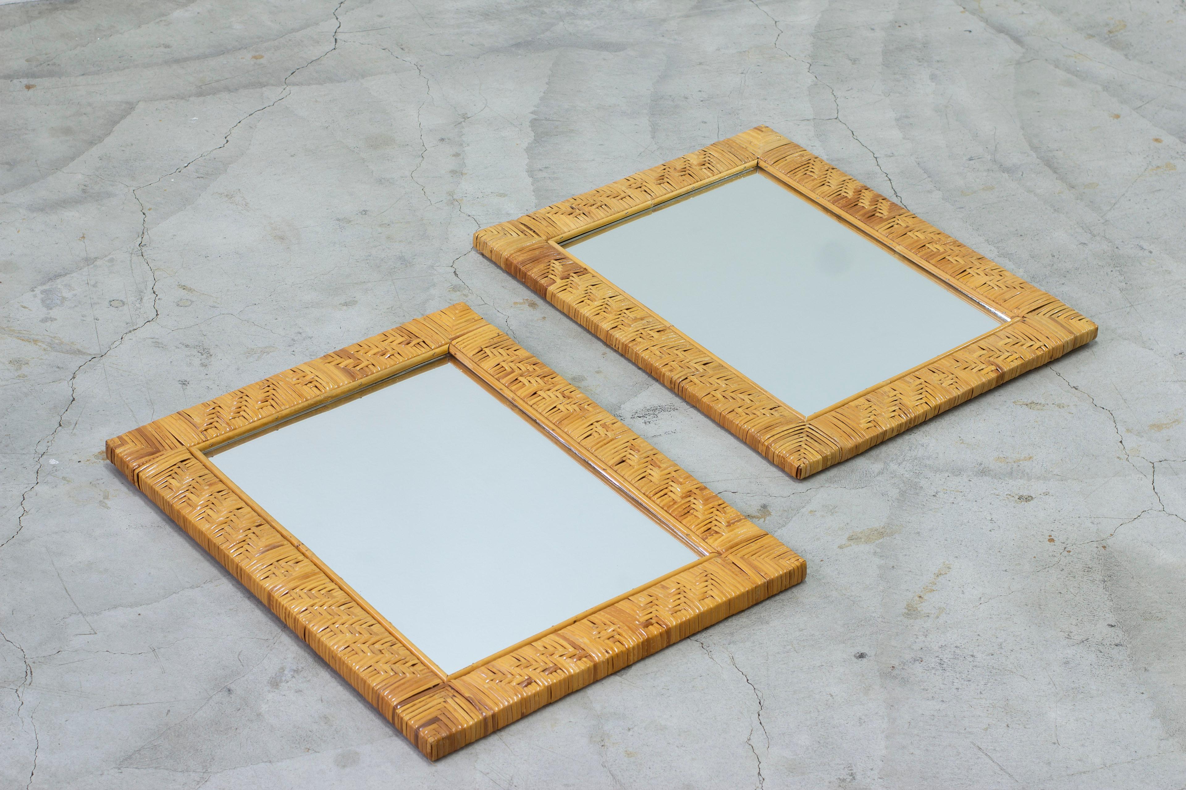 Miroir produit en Finlande dans les années 1950. Fabriqué en acajou massif avec du rotin tressé à la main autour du cadre. Le dos est également en acajou. Excellent état avec peu de signes de patine et d'usure.

 

Paire disponible. Prix pour un