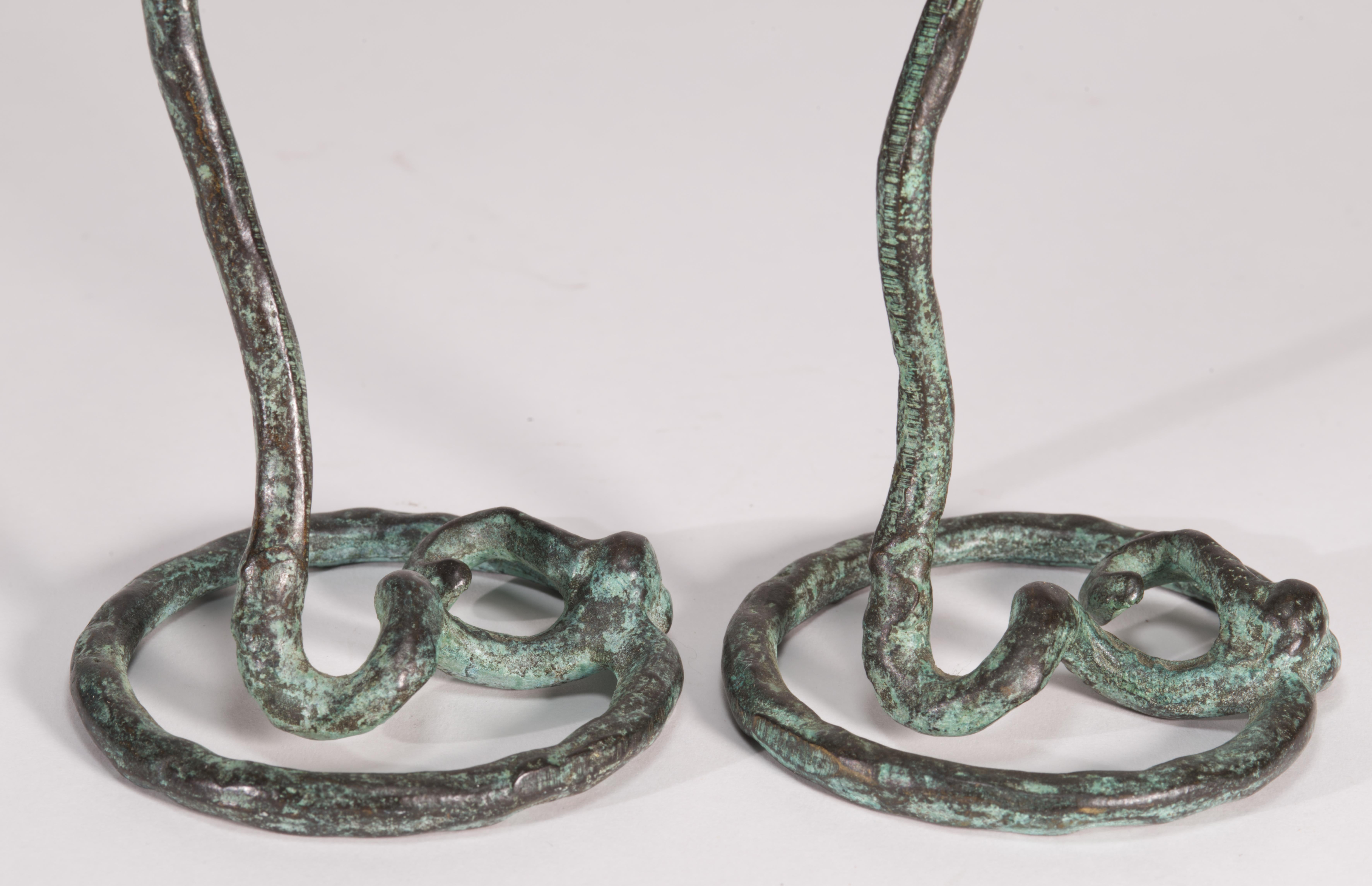 Bronze Paire de bougeoirs en bronze forgé à la main dans le style de Jack Brubaker en vente