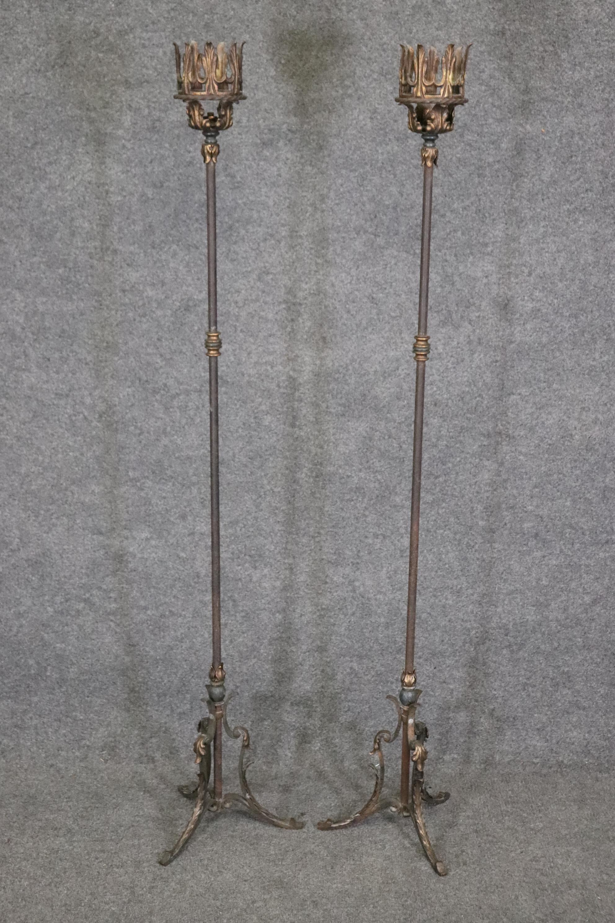 Néo-gothique Paire de bâtons de bougie non électrifiés en fer forgé à la main façon Oscar Bach en vente