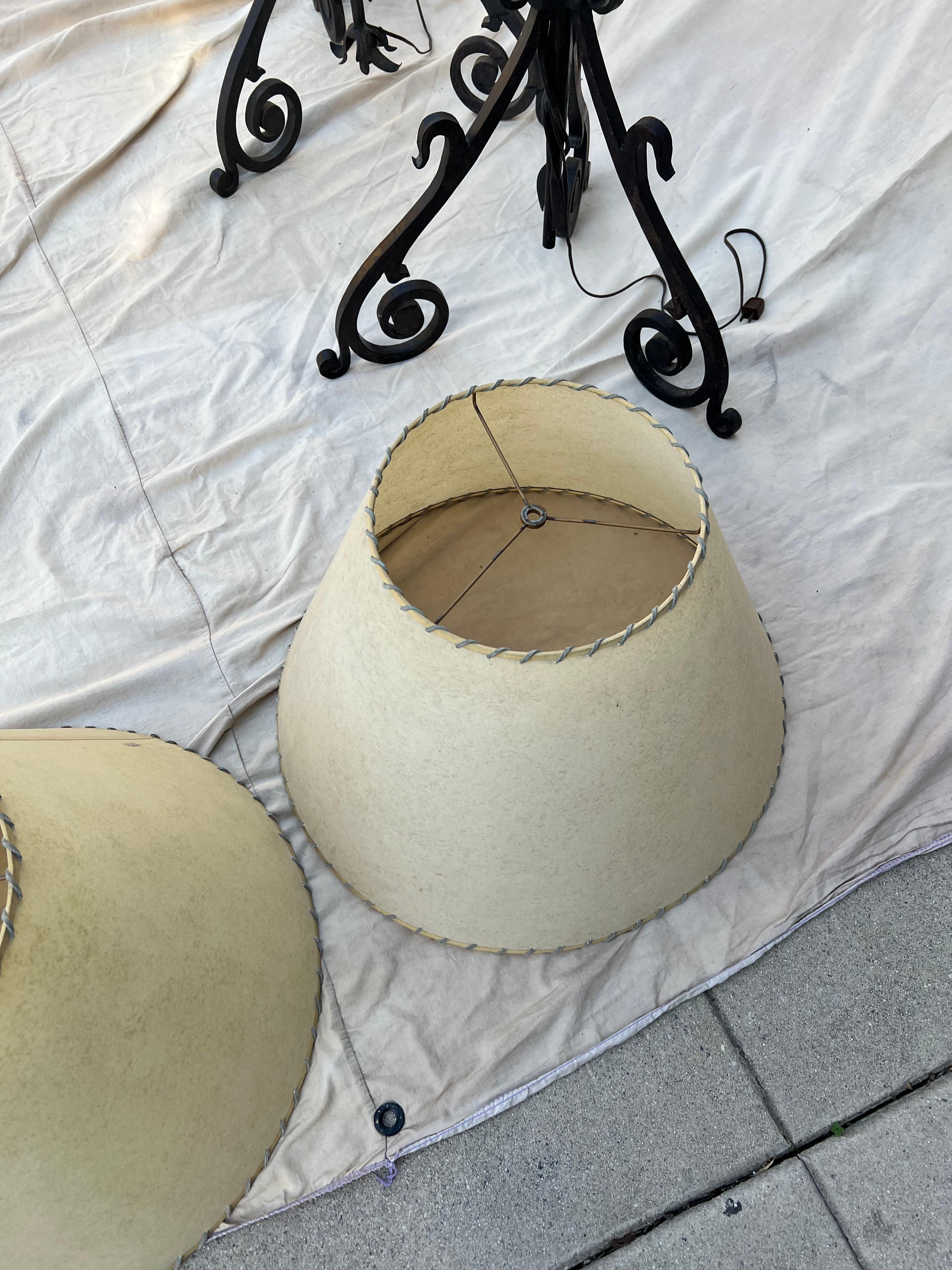 Paar handgeschmiedete Stehlampen aus gedrehtem Eisen mit individuellen Pergamentschirmen  im Angebot 6