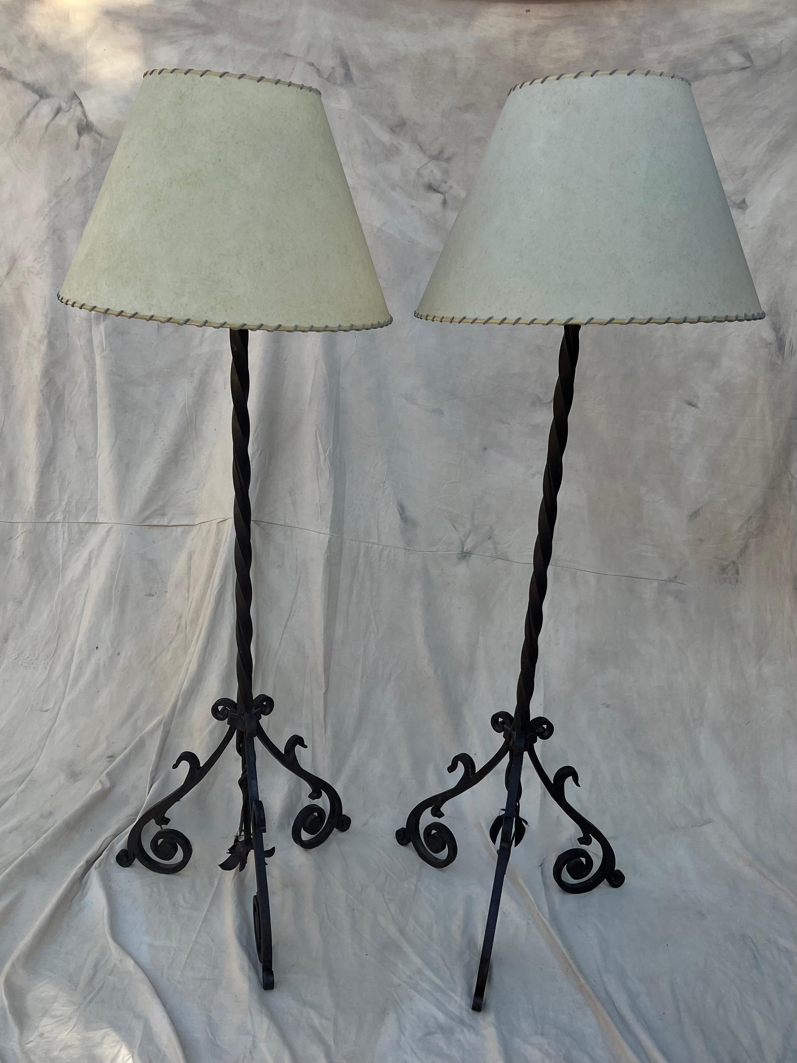 Paar handgeschmiedete Stehlampen aus gedrehtem Eisen mit individuellen Pergamentschirmen  (Neugotik) im Angebot