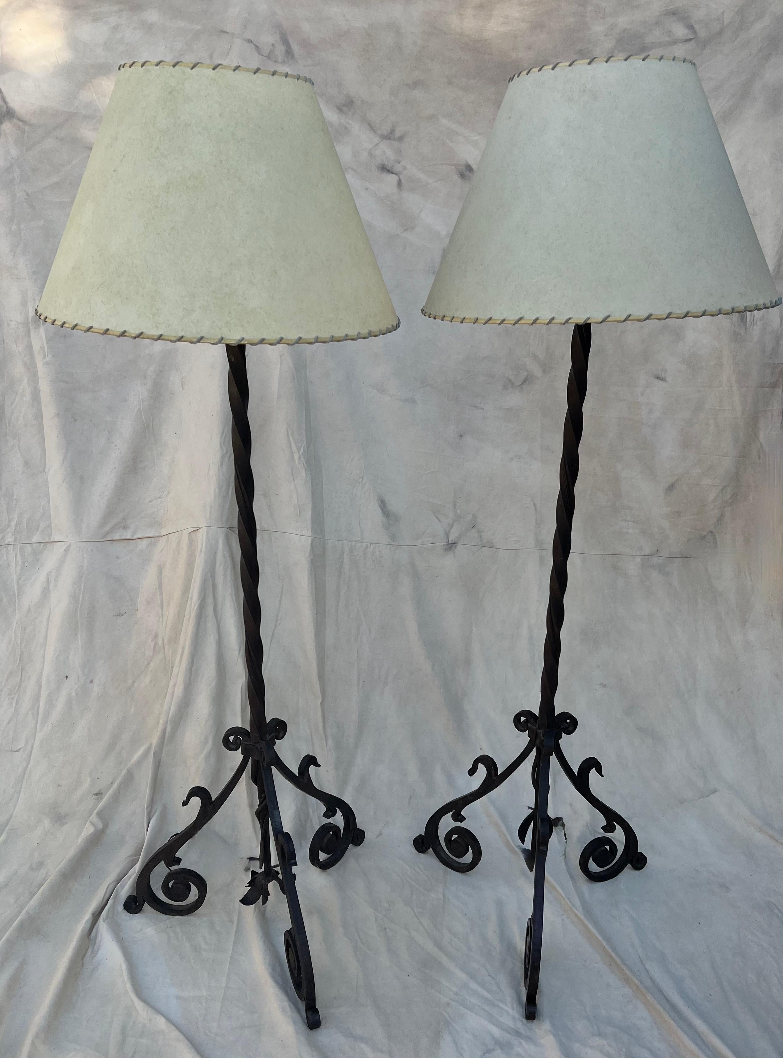 Paar handgeschmiedete Stehlampen aus gedrehtem Eisen mit individuellen Pergamentschirmen  (Patiniert) im Angebot
