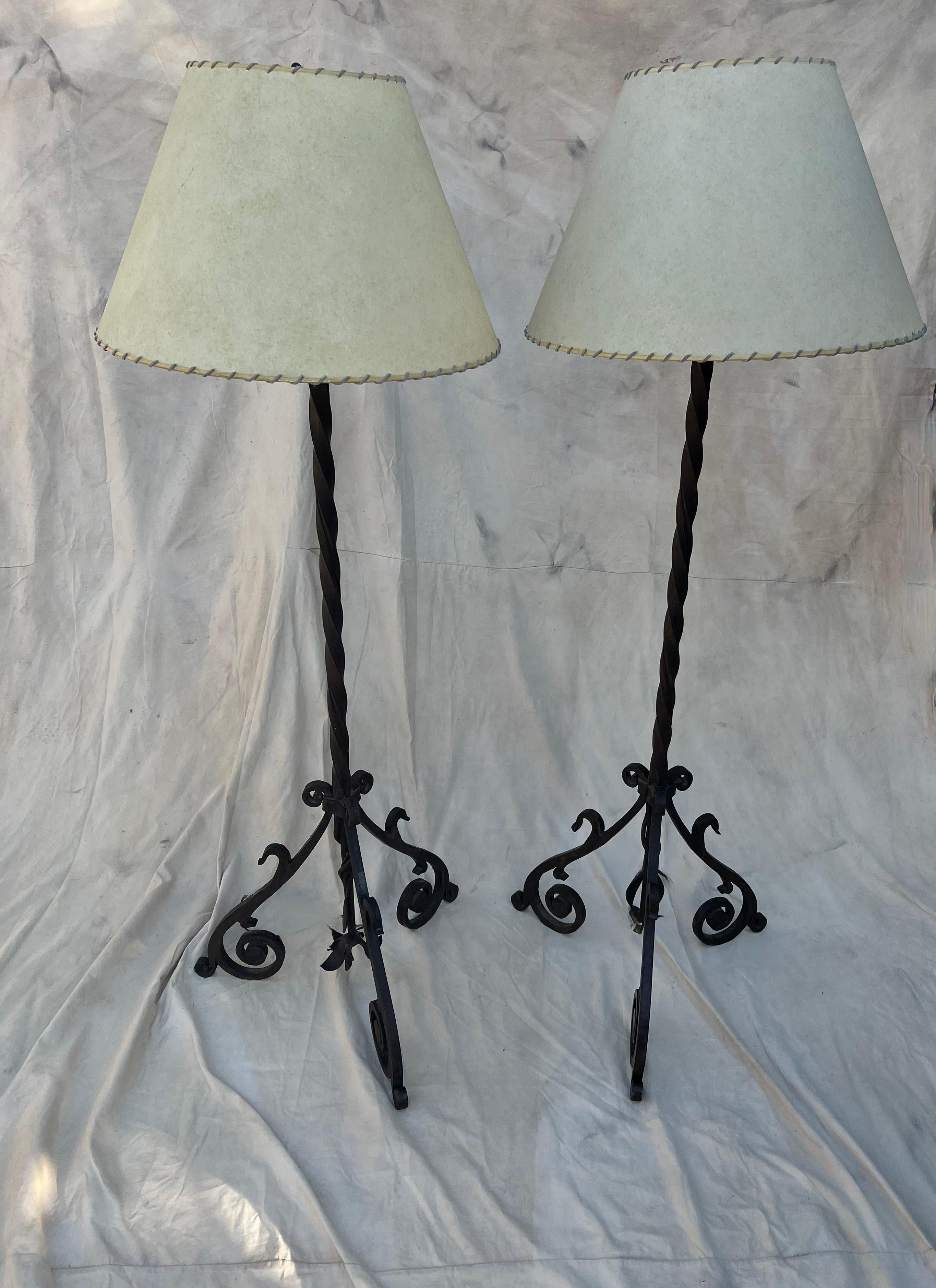 Paar handgeschmiedete Stehlampen aus gedrehtem Eisen mit individuellen Pergamentschirmen  im Zustand „Gut“ im Angebot in Los Angeles, CA
