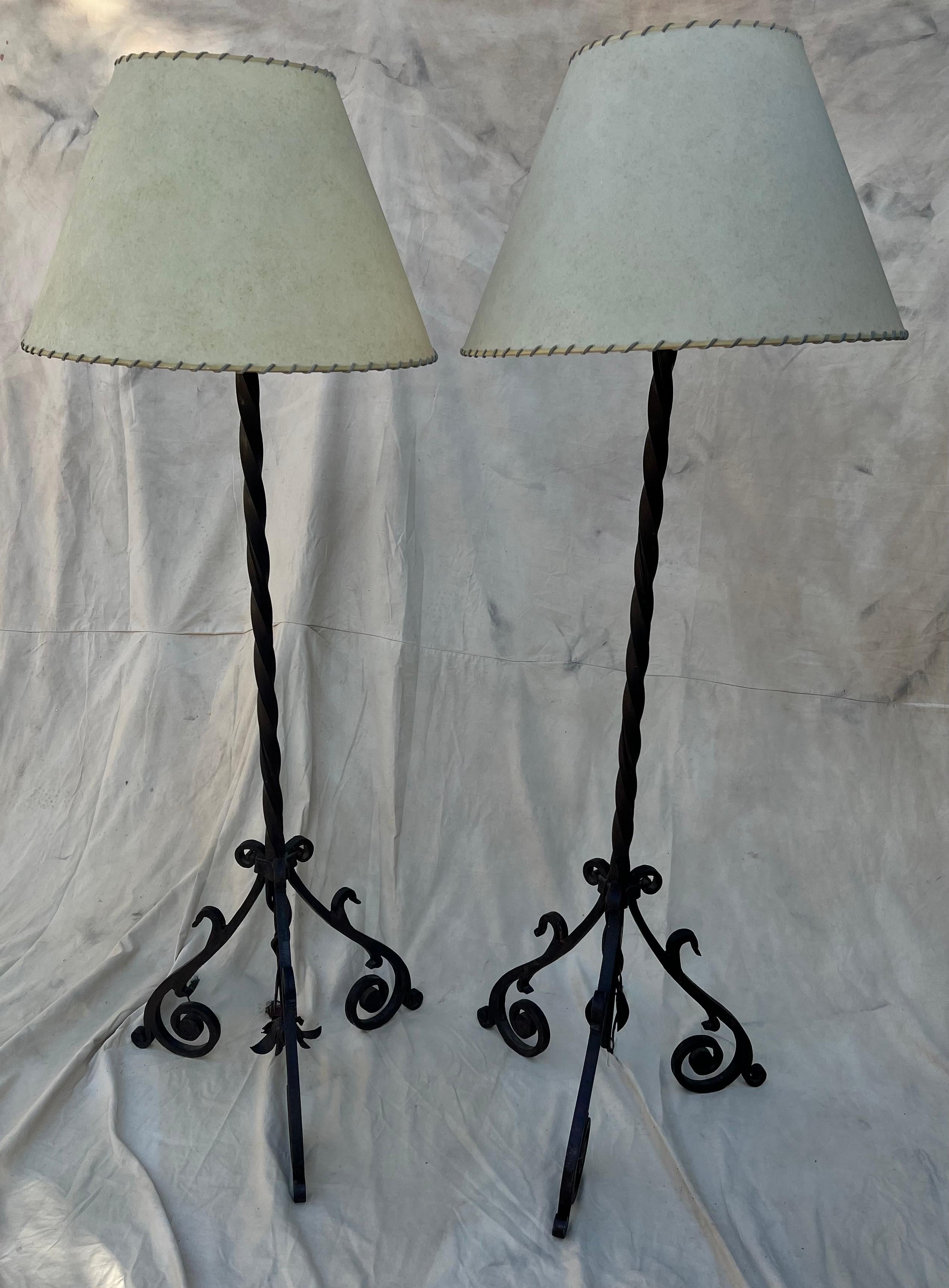 Paar handgeschmiedete Stehlampen aus gedrehtem Eisen mit individuellen Pergamentschirmen  (20. Jahrhundert) im Angebot