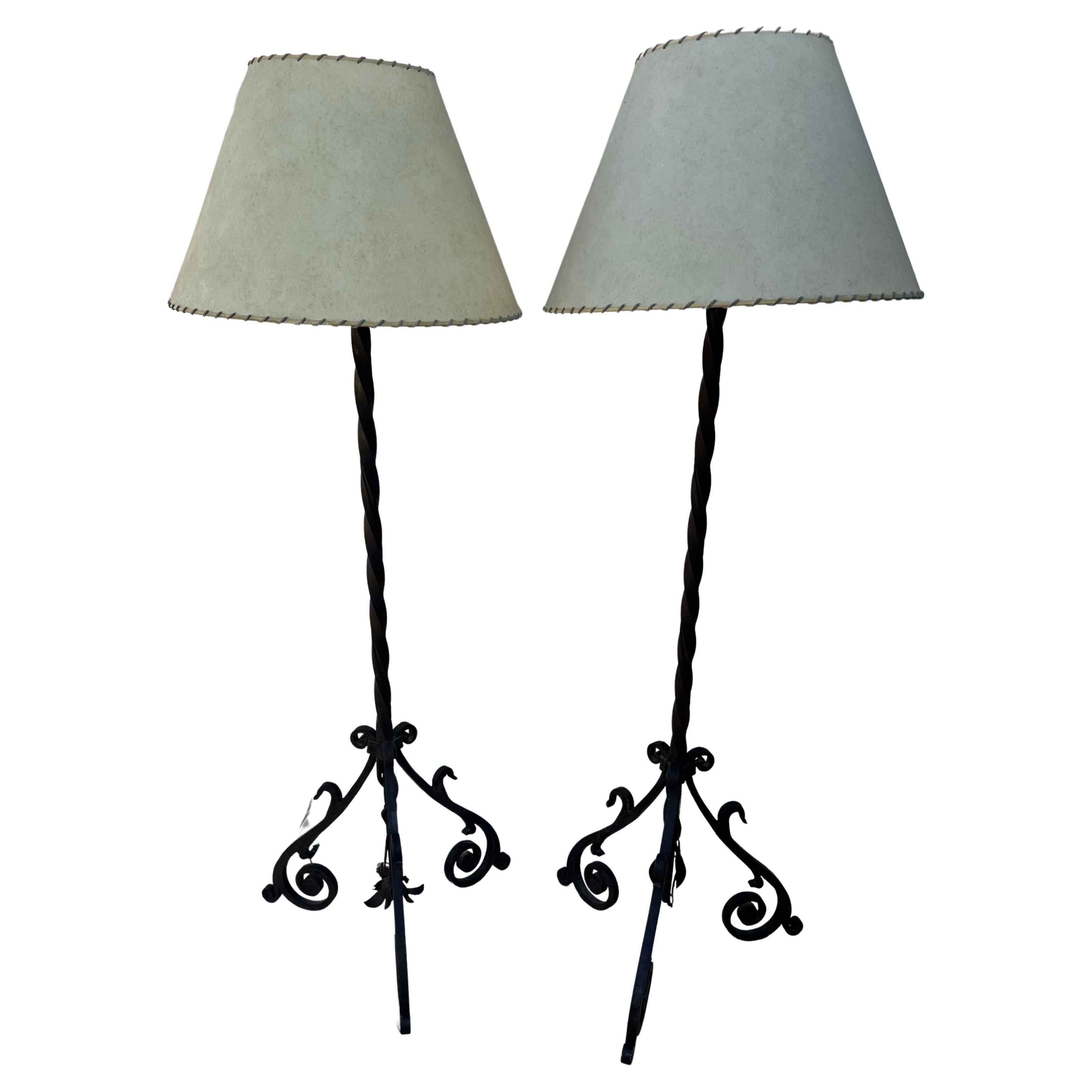 Paar handgeschmiedete Stehlampen aus gedrehtem Eisen mit individuellen Pergamentschirmen 