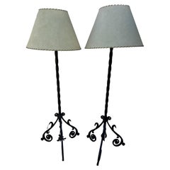 Paar handgeschmiedete Stehlampen aus gedrehtem Eisen mit individuellen Pergamentschirmen 