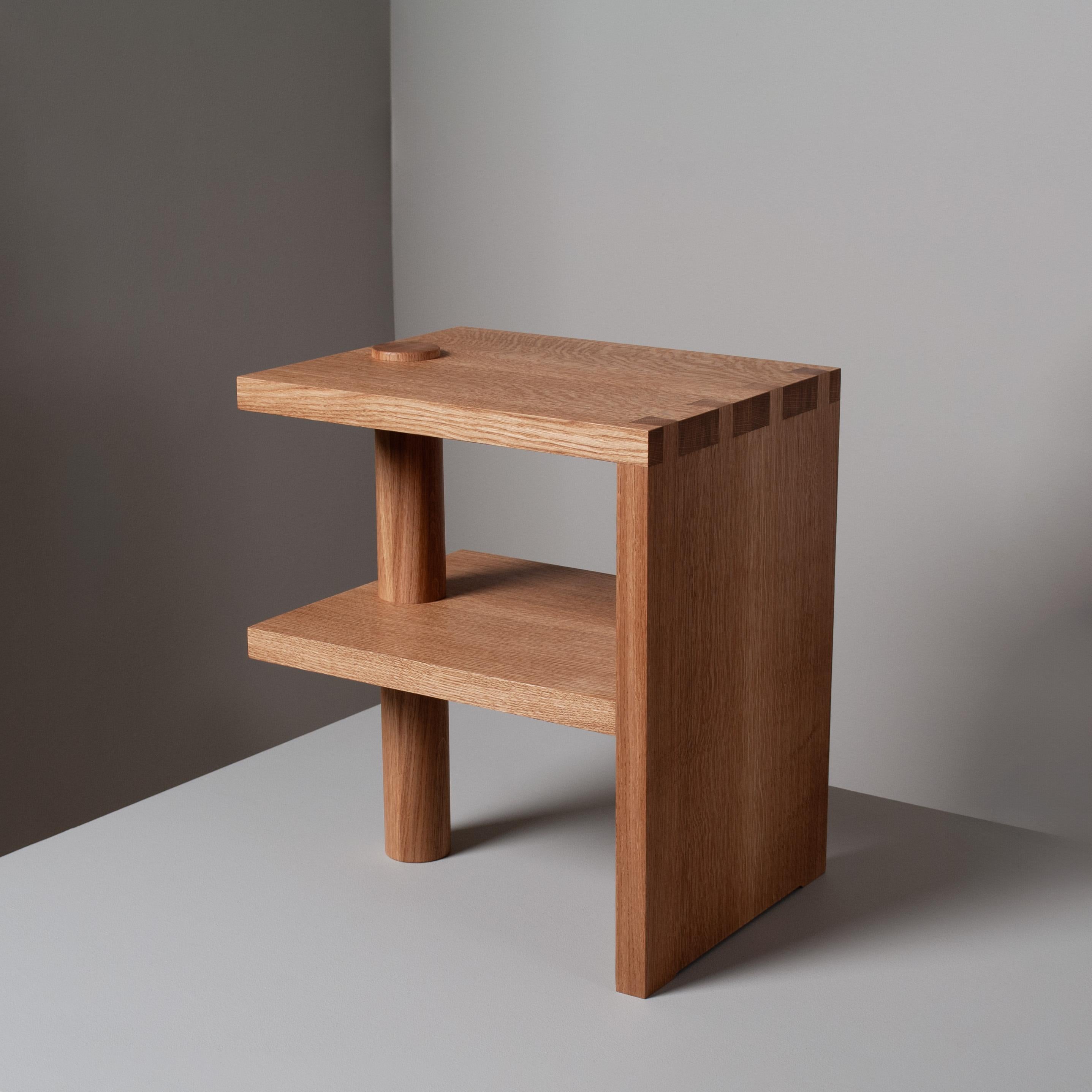 Ein Paar handgefertigte architektonische Nachttische aus Eichenholz im Angebot 2