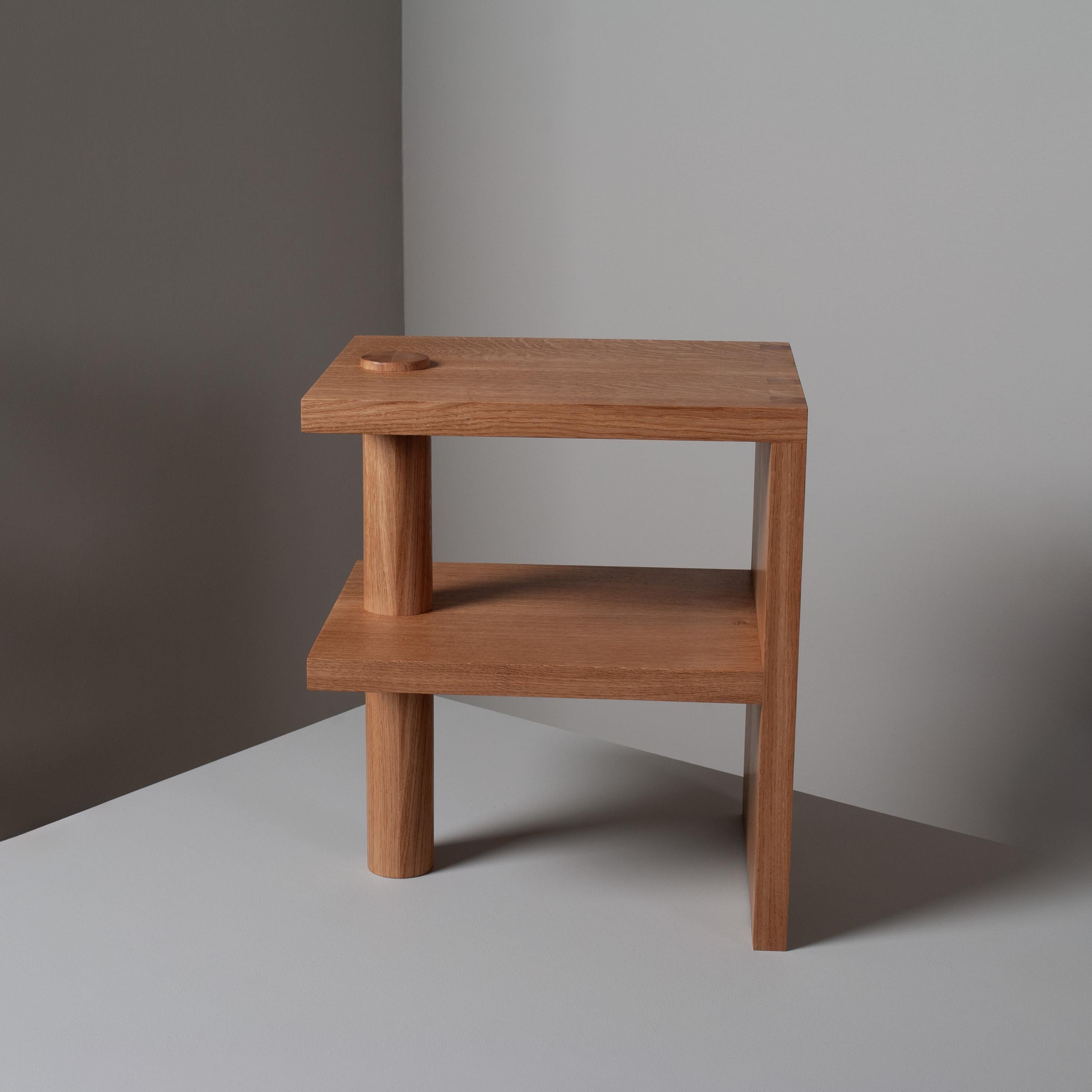 Ein Paar handgefertigte architektonische Nachttische aus Eichenholz im Angebot 3