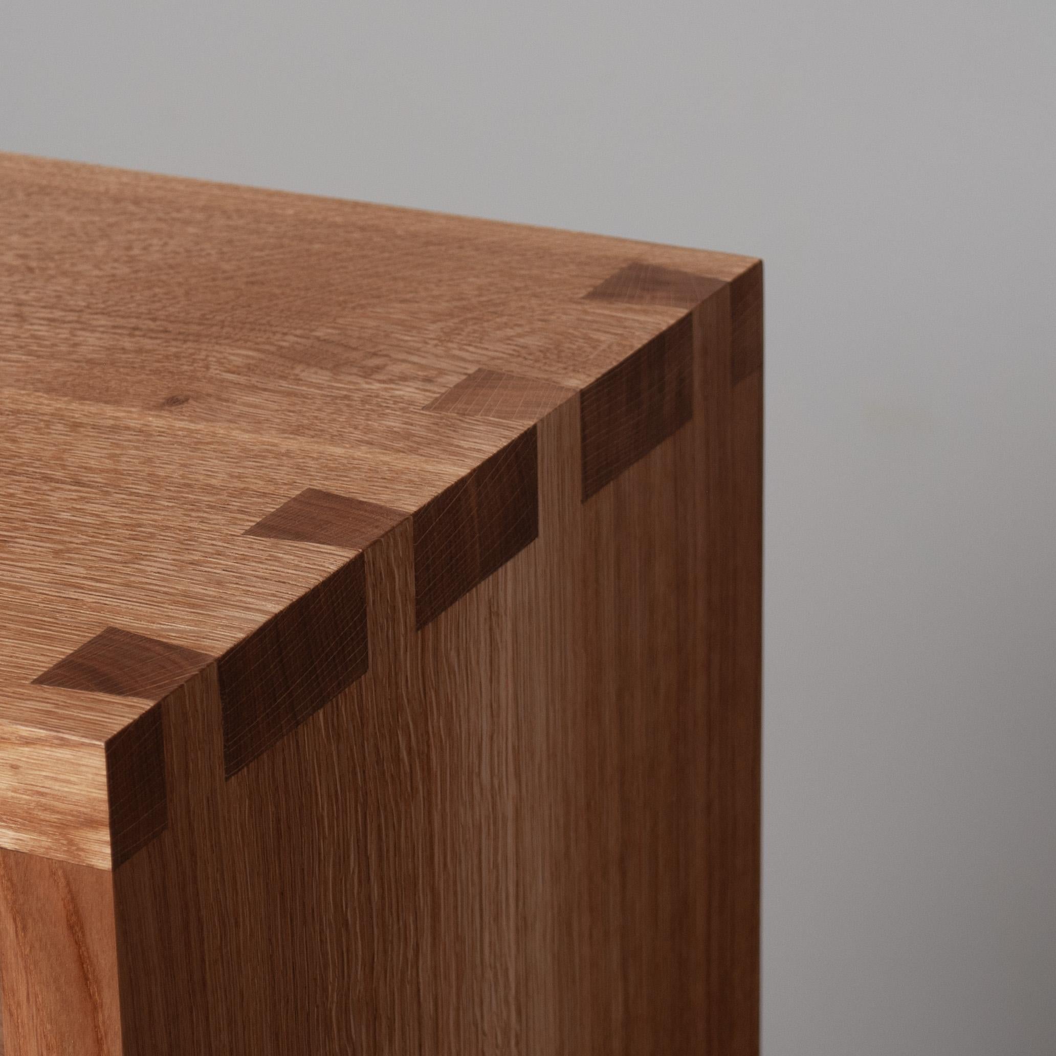 Ein Paar handgefertigte architektonische Nachttische aus Eichenholz im Angebot 5