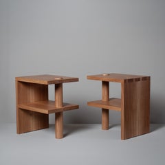 Ein Paar handgefertigte architektonische Nachttische aus Eichenholz