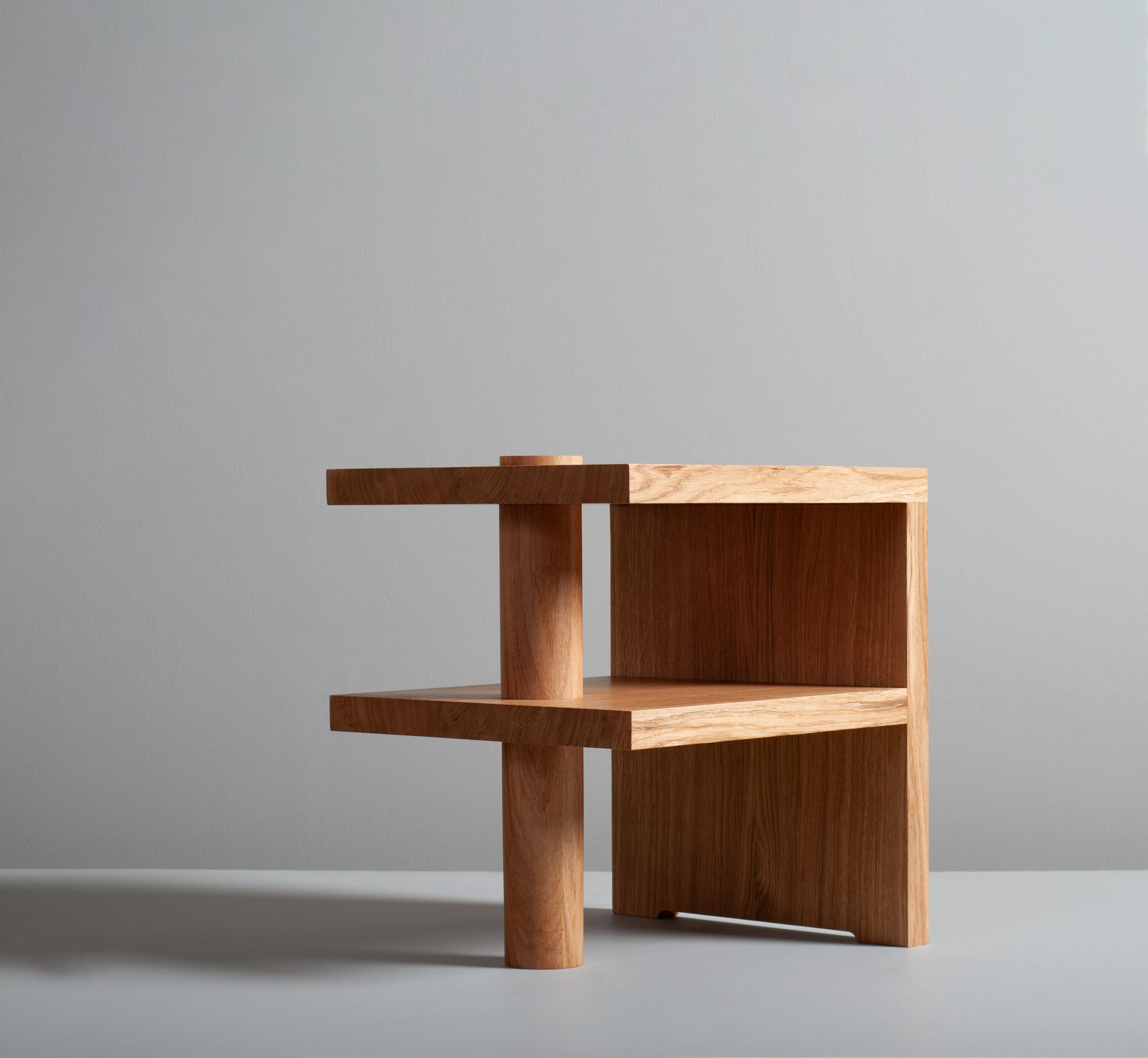 Pareja de Mesillas de Noche Artesanales de Roble Arquitectónico en Nuevo estado para la venta en London, GB