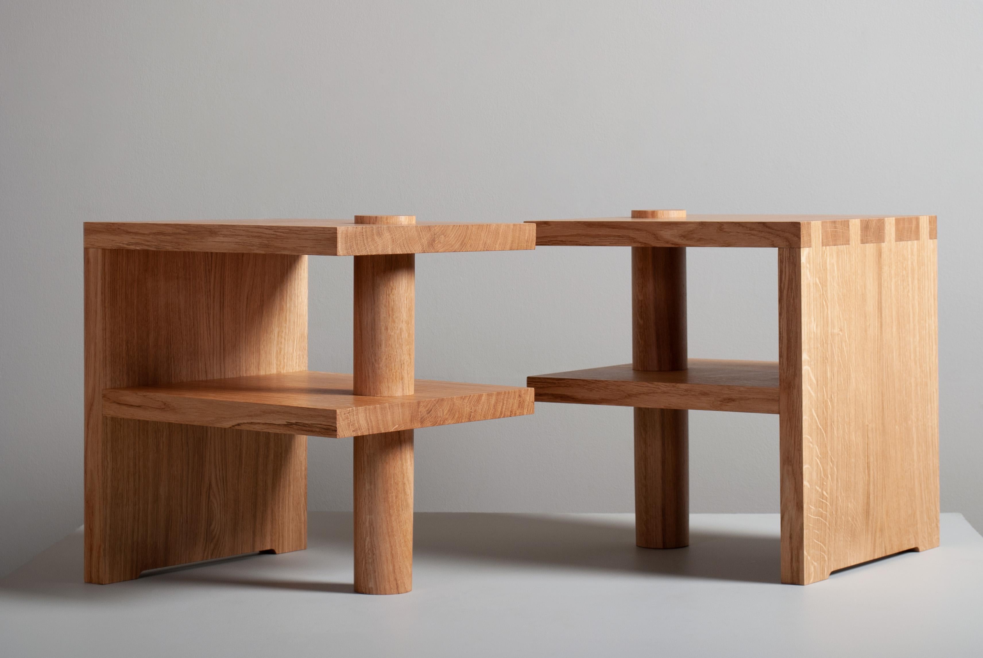 Tables d'appoint en chêne architectural. Inspiré du premier modernisme européen - avec un soupçon de minimalisme japonais - toujours axé sur la beauté des matériaux. 
Conçue par SUM furniture et fabriquée à la main en Angleterre selon des techniques