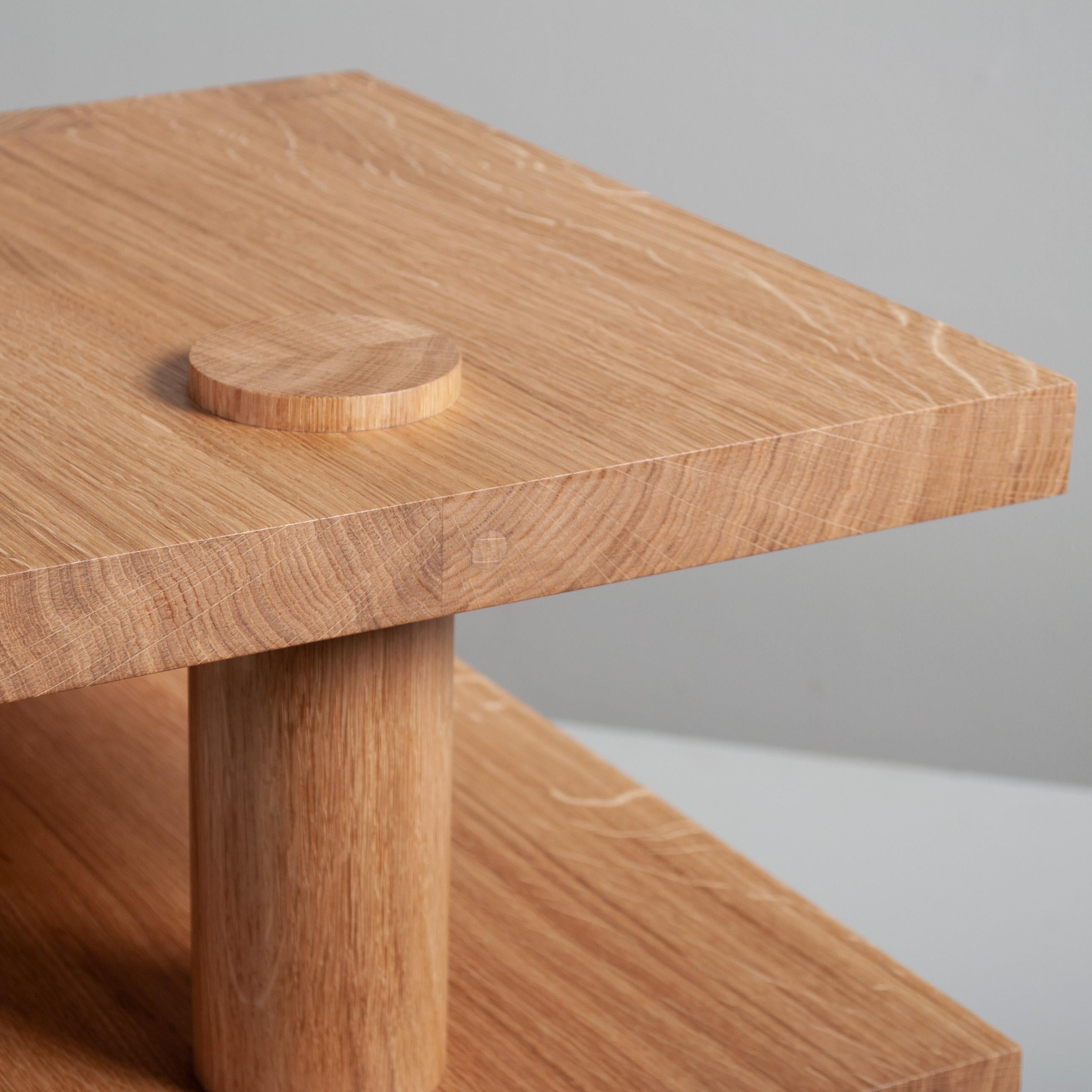 Paire de tables architecturales en Oak, fabriquées à la main en vente 1