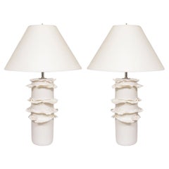 Ein Paar französische Ruffle-Lampen nach Maß aus Keramik