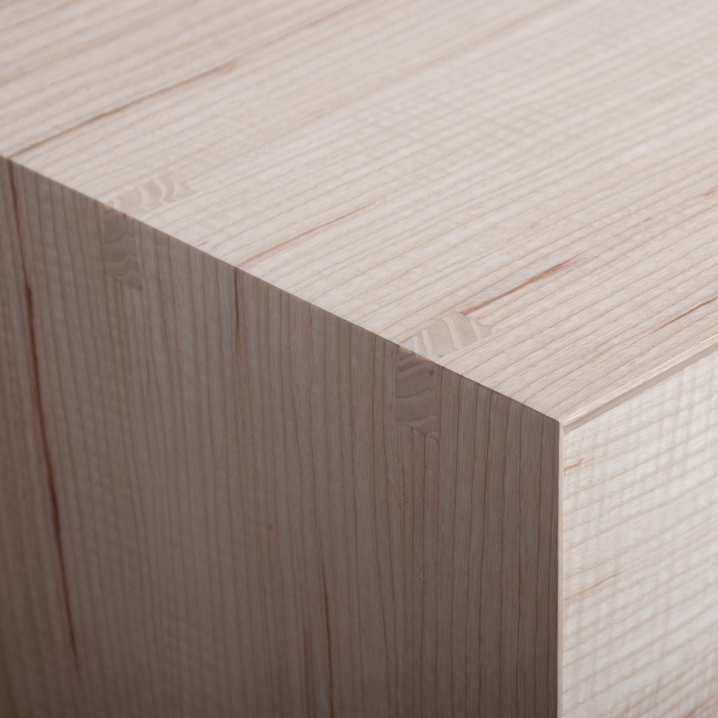 Paar Handcrafted English Ash End Tables / Drawers. (Englisch) im Angebot