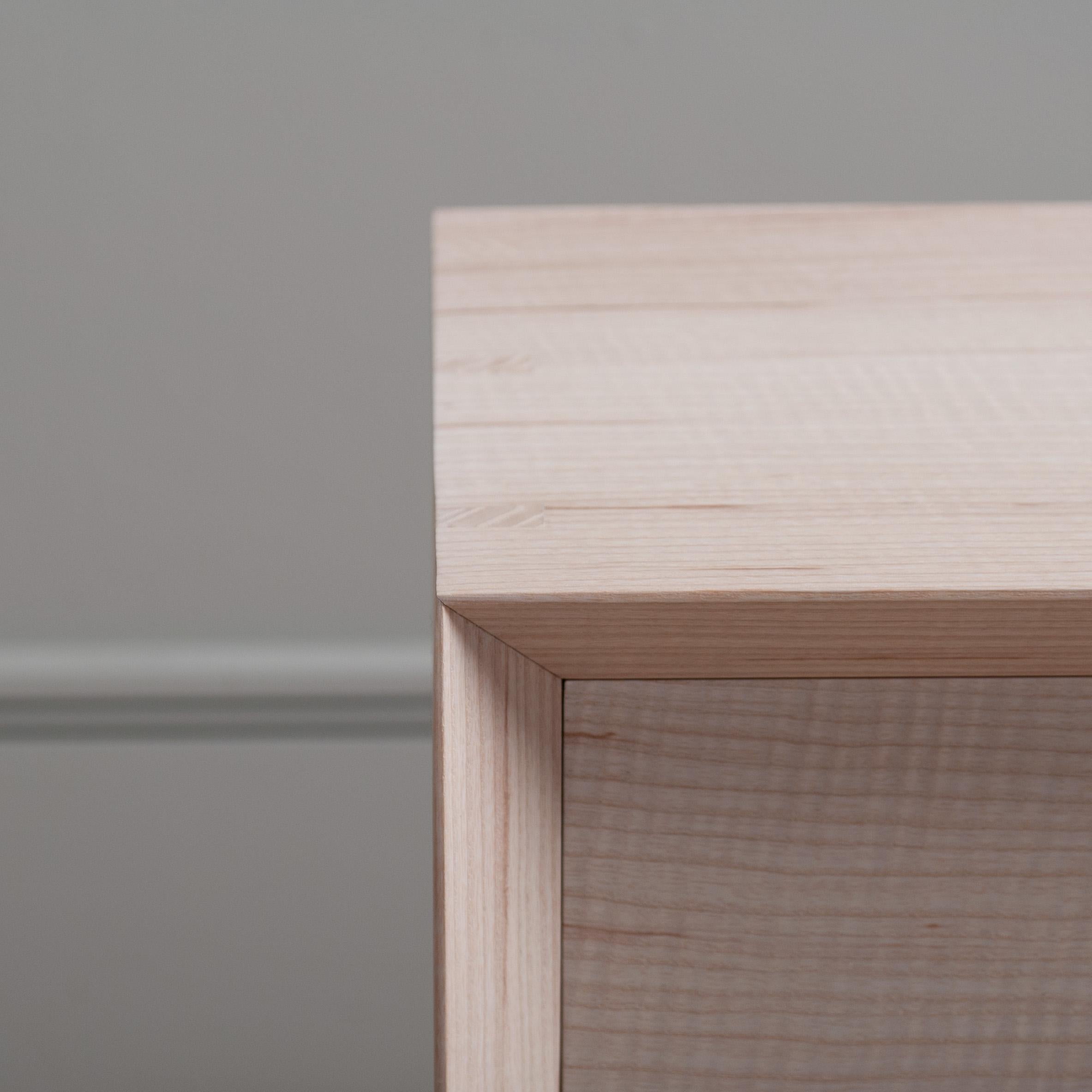 Paar Handcrafted English Ash End Tables / Drawers. (Asche) im Angebot