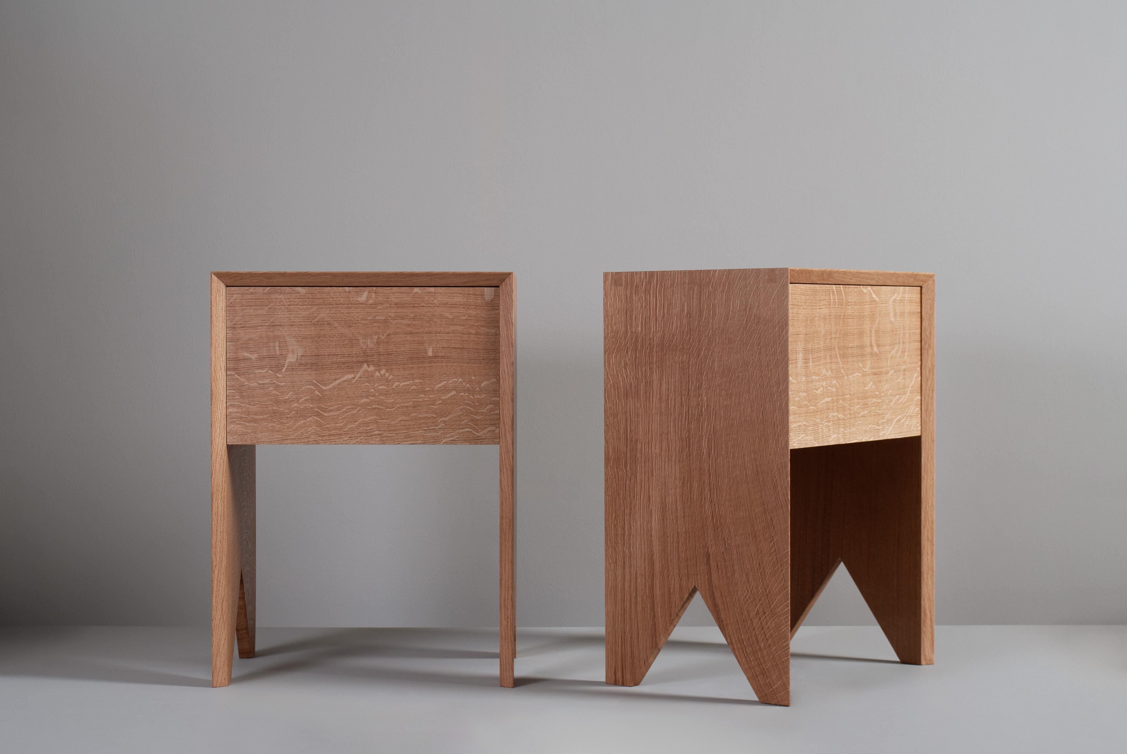 Pair of Handcrafted English Oak End Tables In New Condition For Sale In London, GB