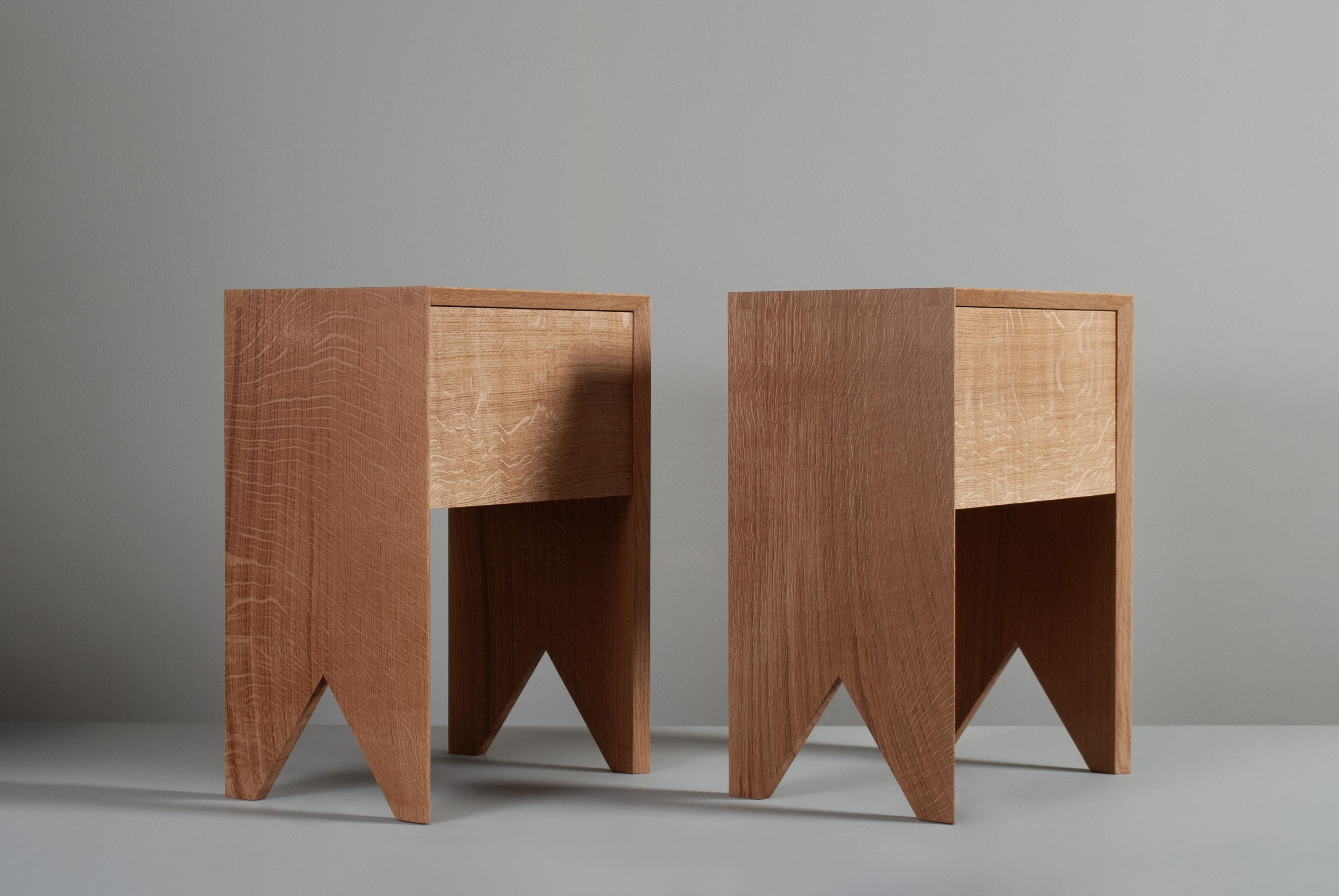 Pareja de mesillas de noche artesanales de roble inglés Moderno en venta