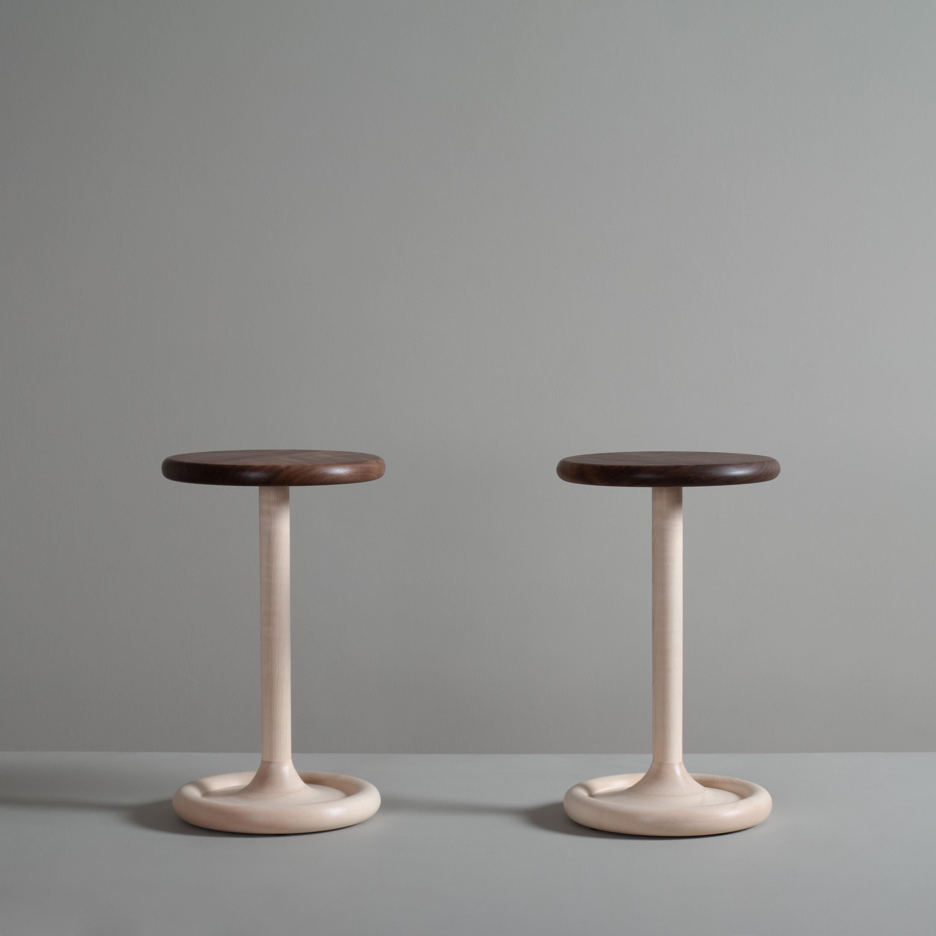 Mesa auxiliar de sicomoro inglés y nogal negro americano bellamente torneada y elaborada a mano con un diseño modernista. La superficie superior tiene la parte inferior torneada en ondulación almohadillada y la base una soberbia conicidad de borde