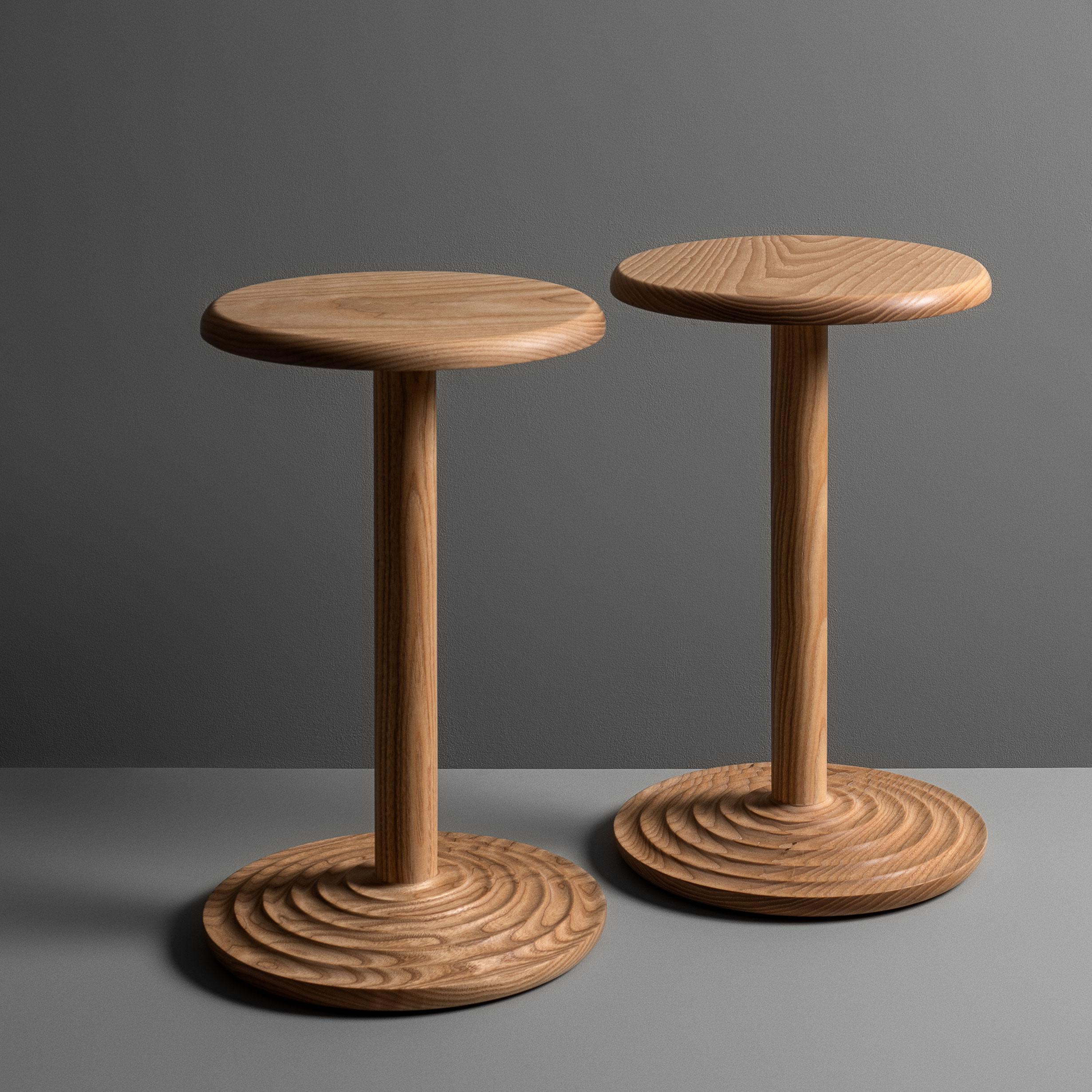 Ein Paar handgefertigte modernistische Beistelltische im Angebot 2