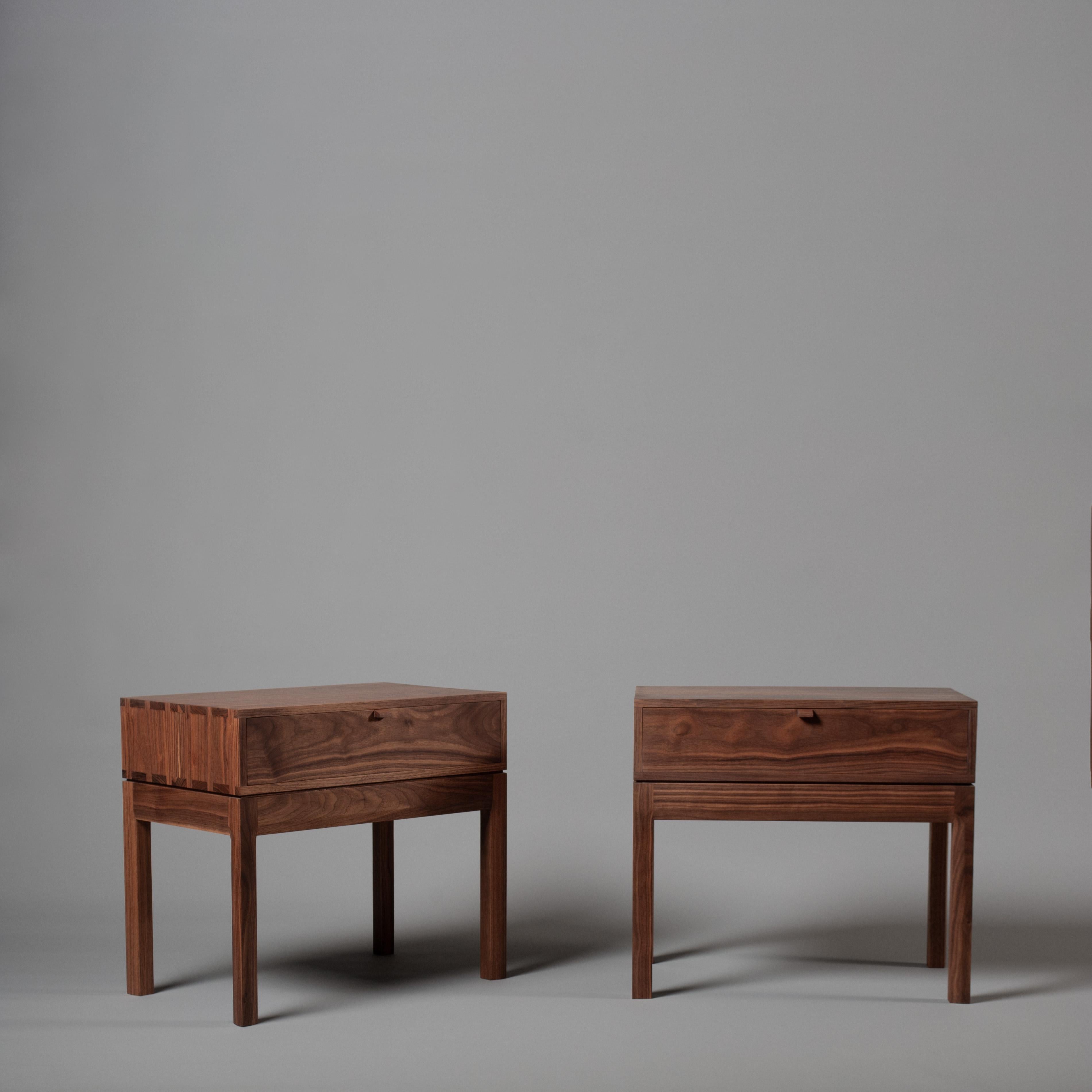 Paar Handcrafted Night Stands, Nachttische im Angebot 2