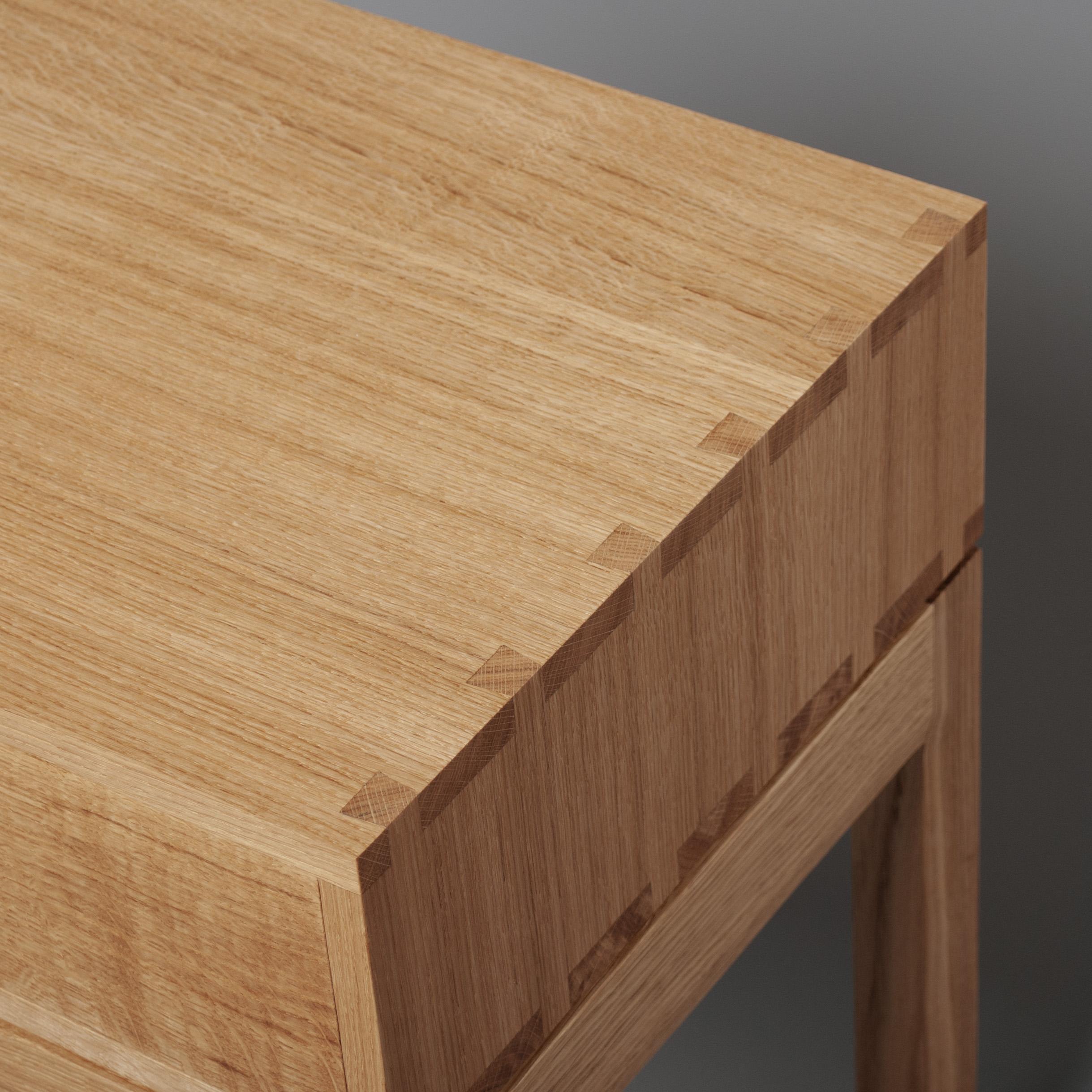 Paar Handcrafted Night Stands, Nachttische im Angebot 4