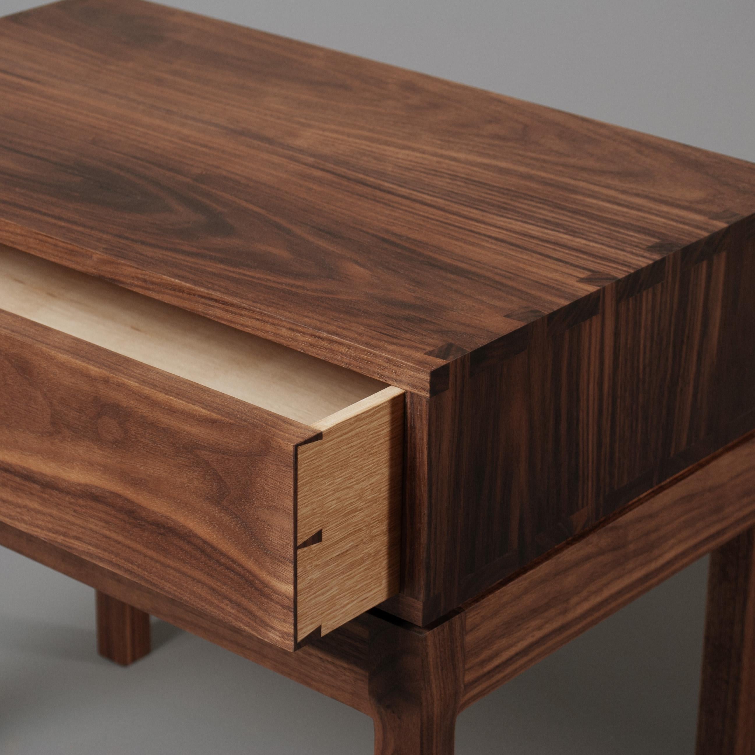 Paar Handcrafted Night Stands, Nachttische (Moderne) im Angebot