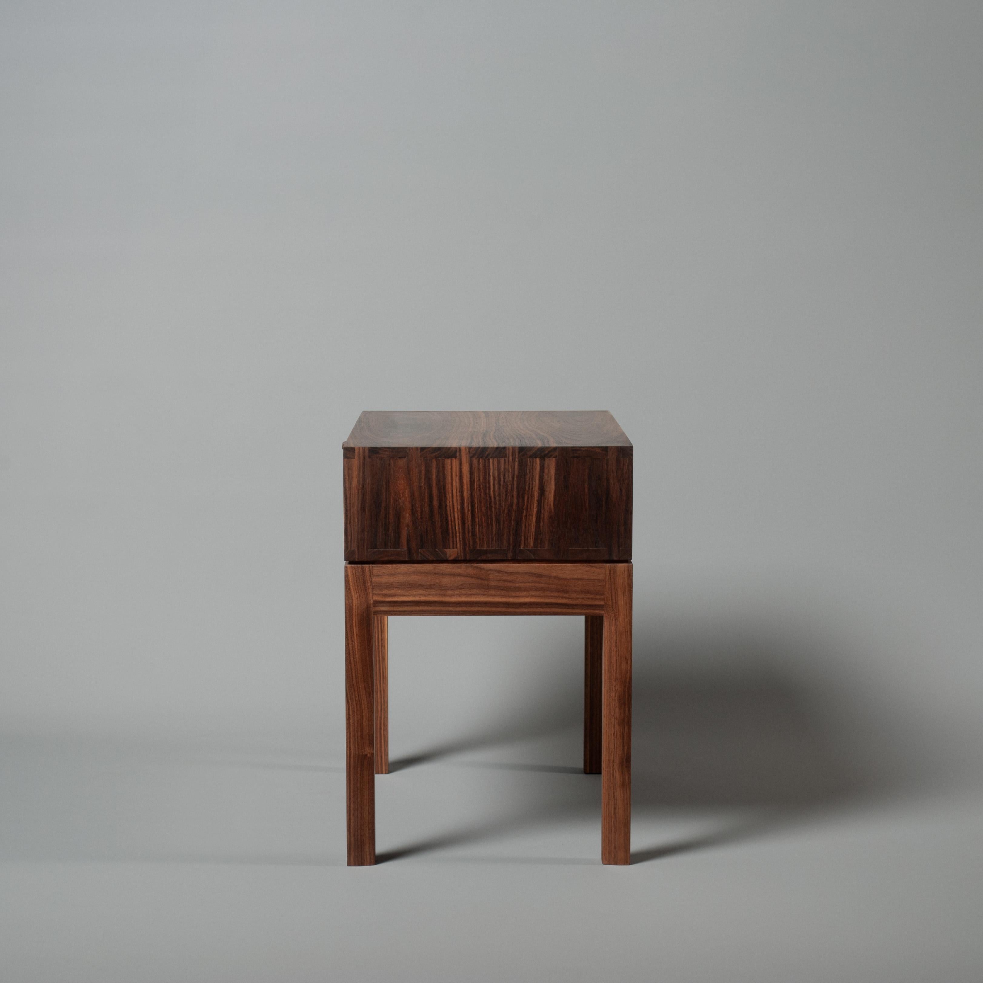 Paar Handcrafted Night Stands, Nachttische (Handgefertigt) im Angebot