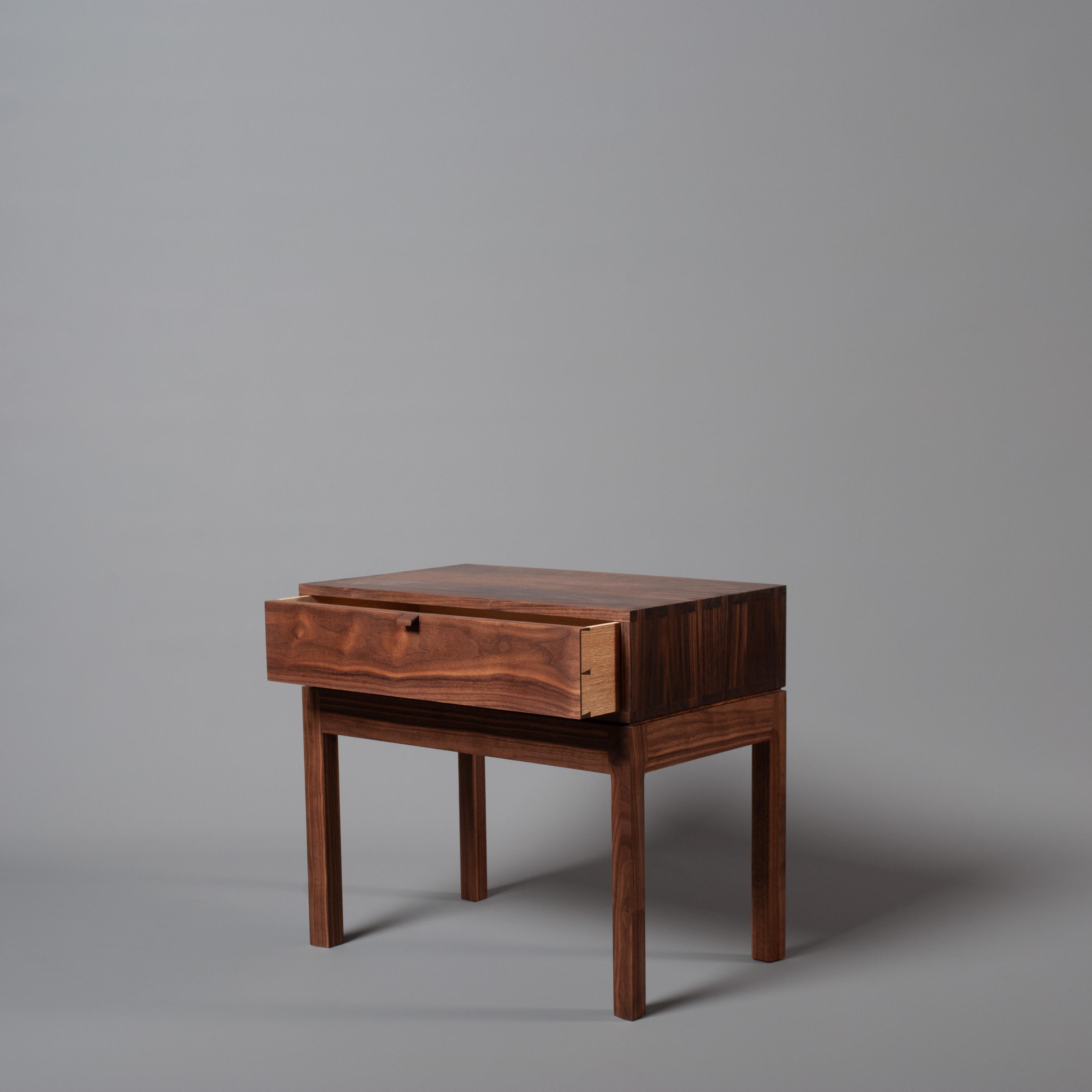 Paar Handcrafted Night Stands, Nachttische im Zustand „Neu“ im Angebot in London, GB