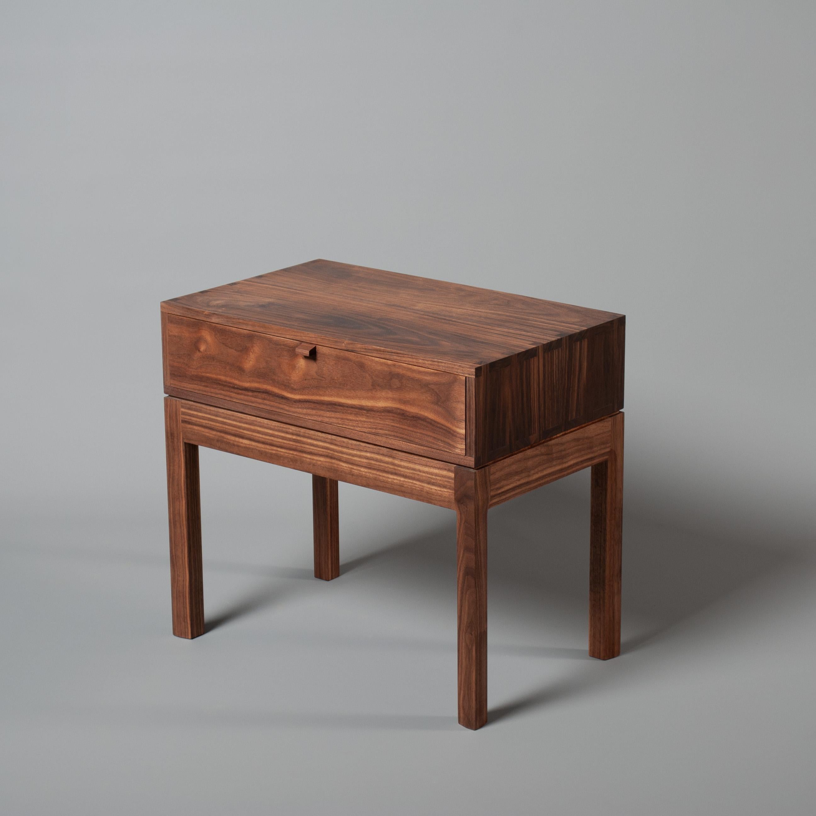 Paar Handcrafted Night Stands, Nachttische (21. Jahrhundert und zeitgenössisch) im Angebot