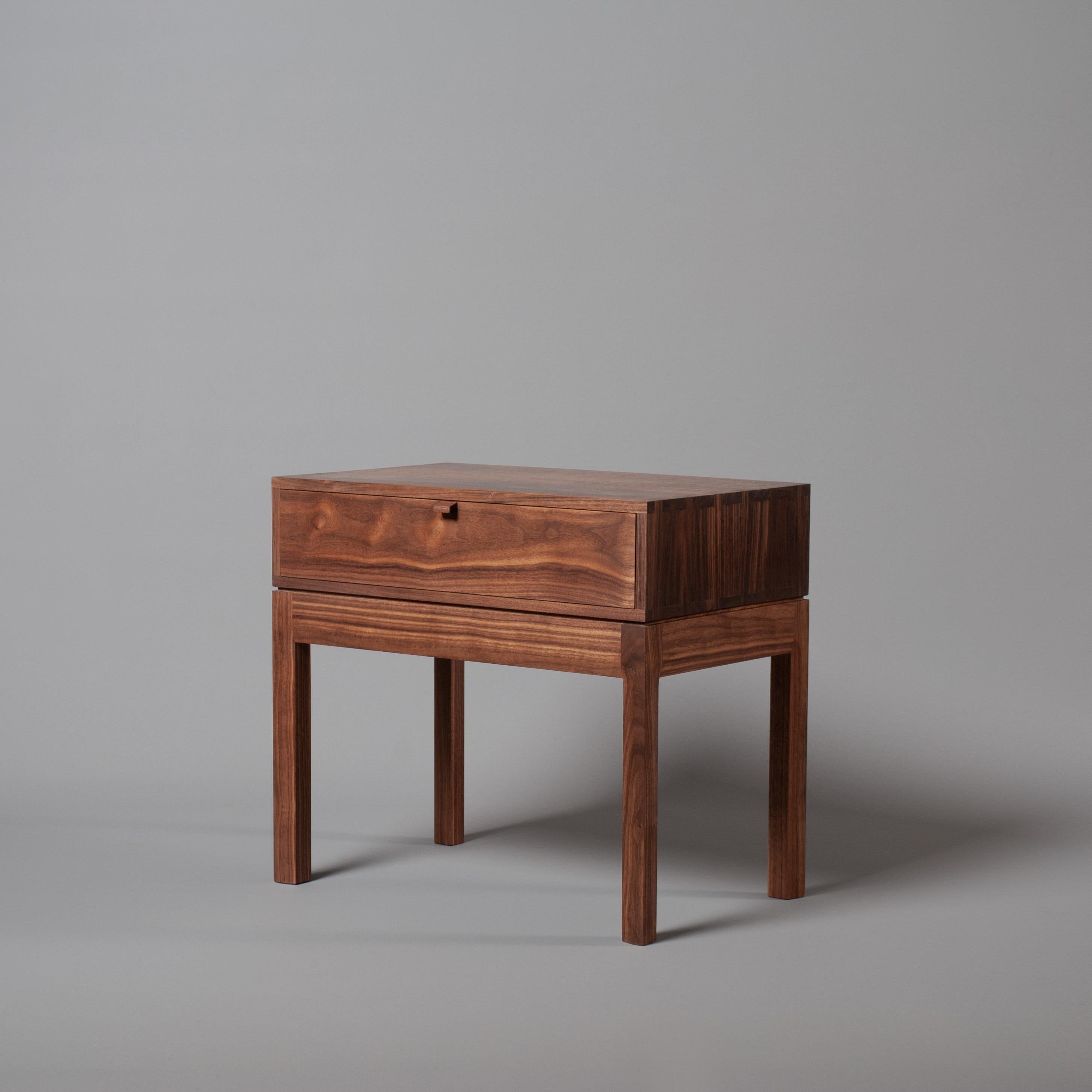 Paar Handcrafted Night Stands, Nachttische (Eichenholz) im Angebot
