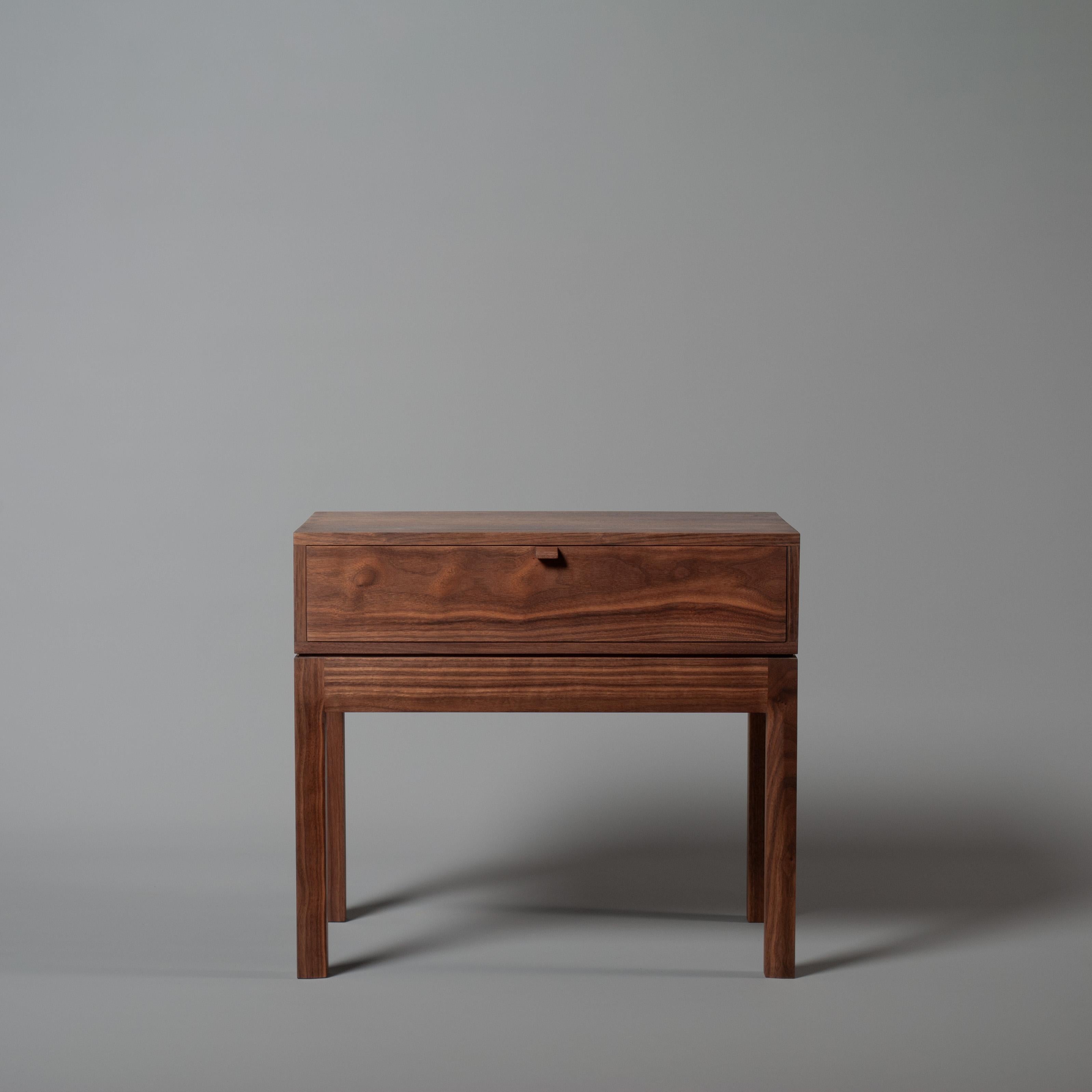 Paar Handcrafted Night Stands, Nachttische im Angebot 1
