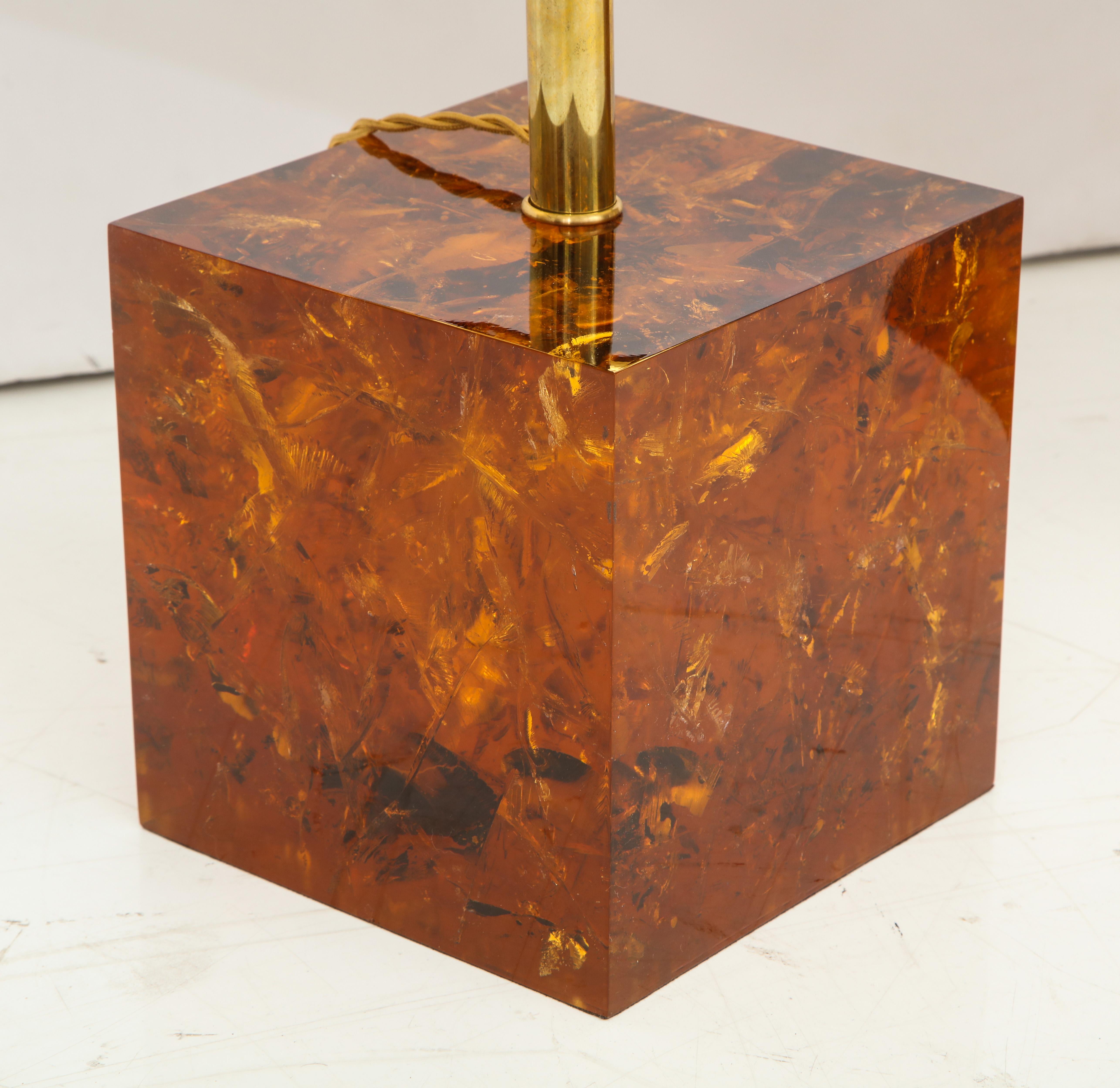 Mid-Century Modern Pair of Handcrafted Tortoise Shell Style Cube Fractal Resin Bronze Lamps, Italy For Sale