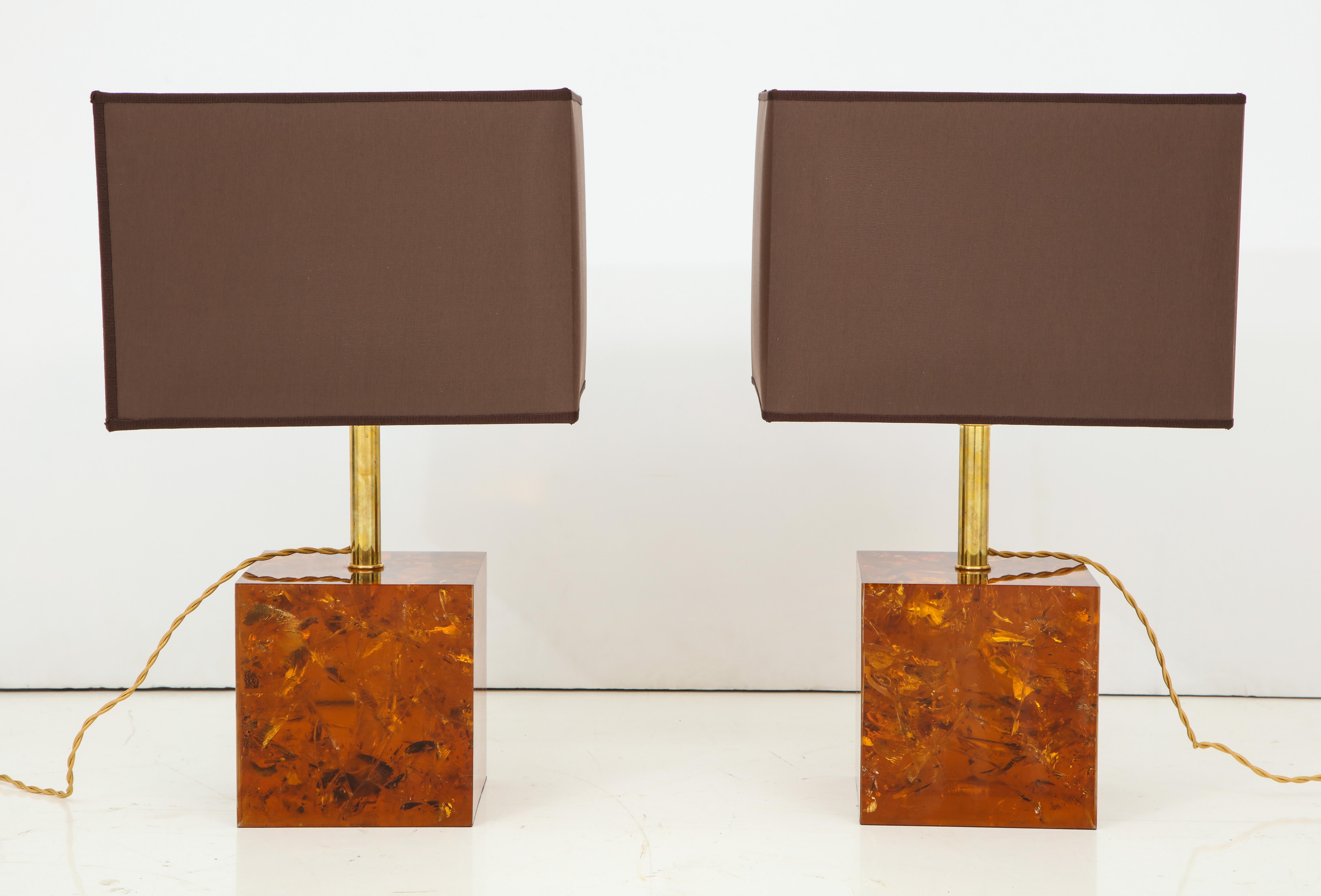 Hand-Crafted Pair of Handcrafted Tortoise Shell Style Cube Fractal Resin Bronze Lamps, Italy For Sale
