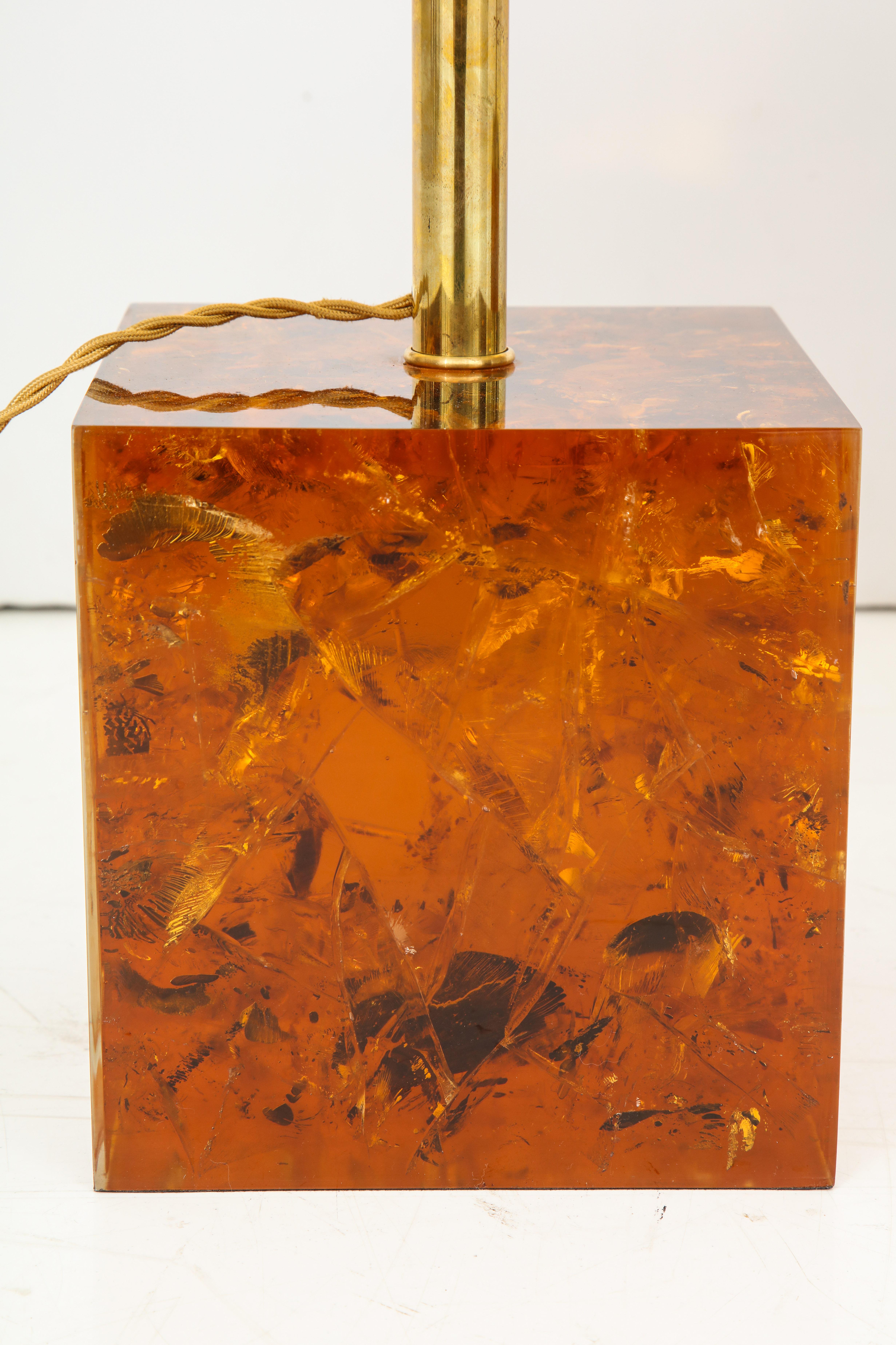 Pair of Handcrafted Tortoise Shell Style Cube Fractal Resin Bronze Lamps, Italy In New Condition For Sale In New York, NY