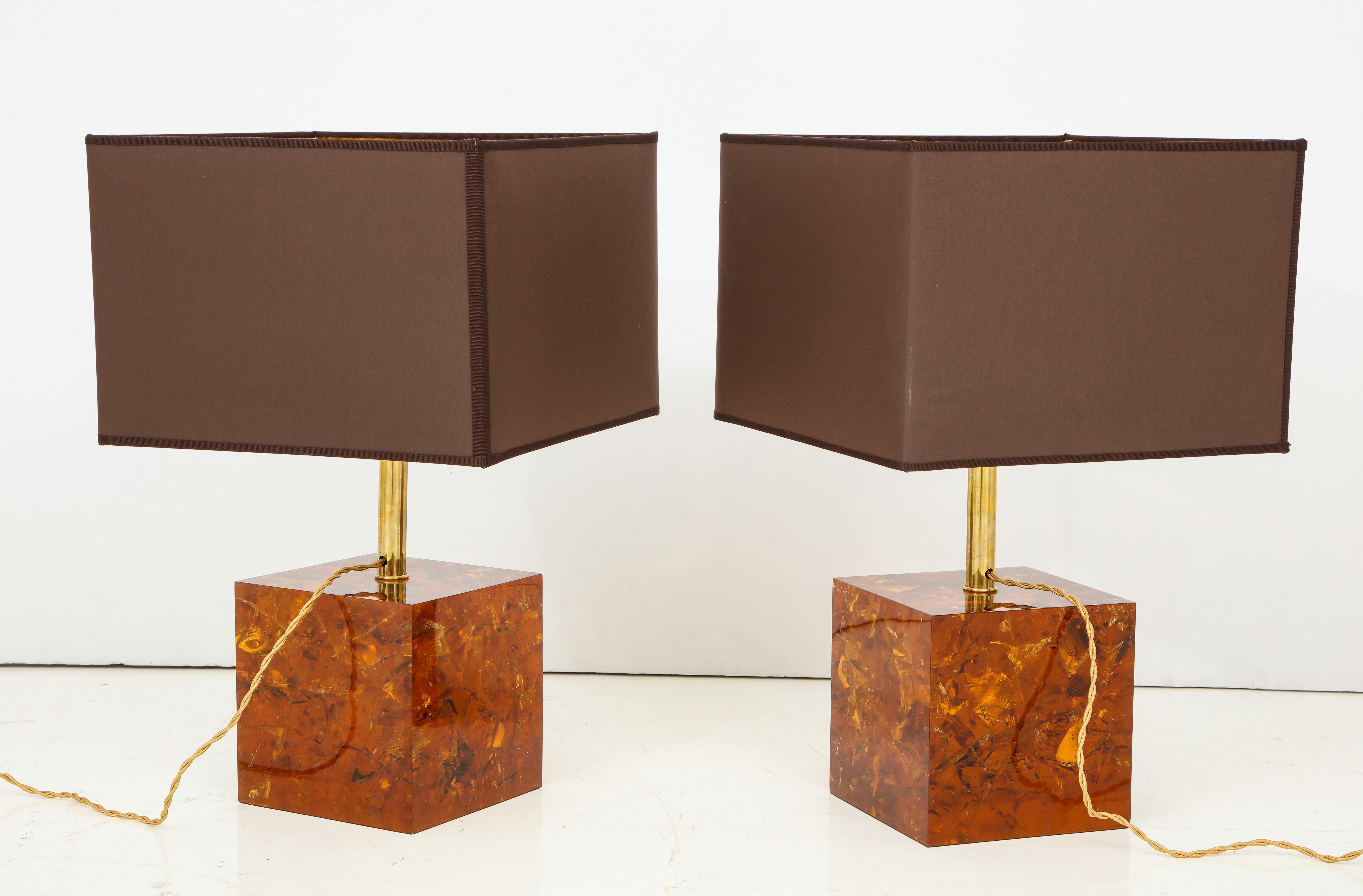 Contemporary Pair of Handcrafted Tortoise Shell Style Cube Fractal Resin Bronze Lamps, Italy For Sale