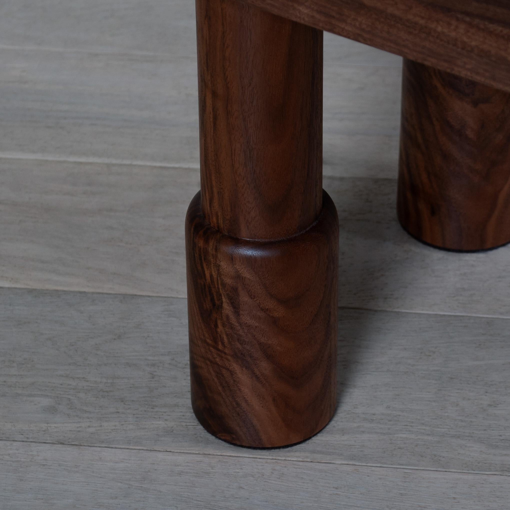 Coppia di tavolini in legno di noce realizzati a mano in vendita 2