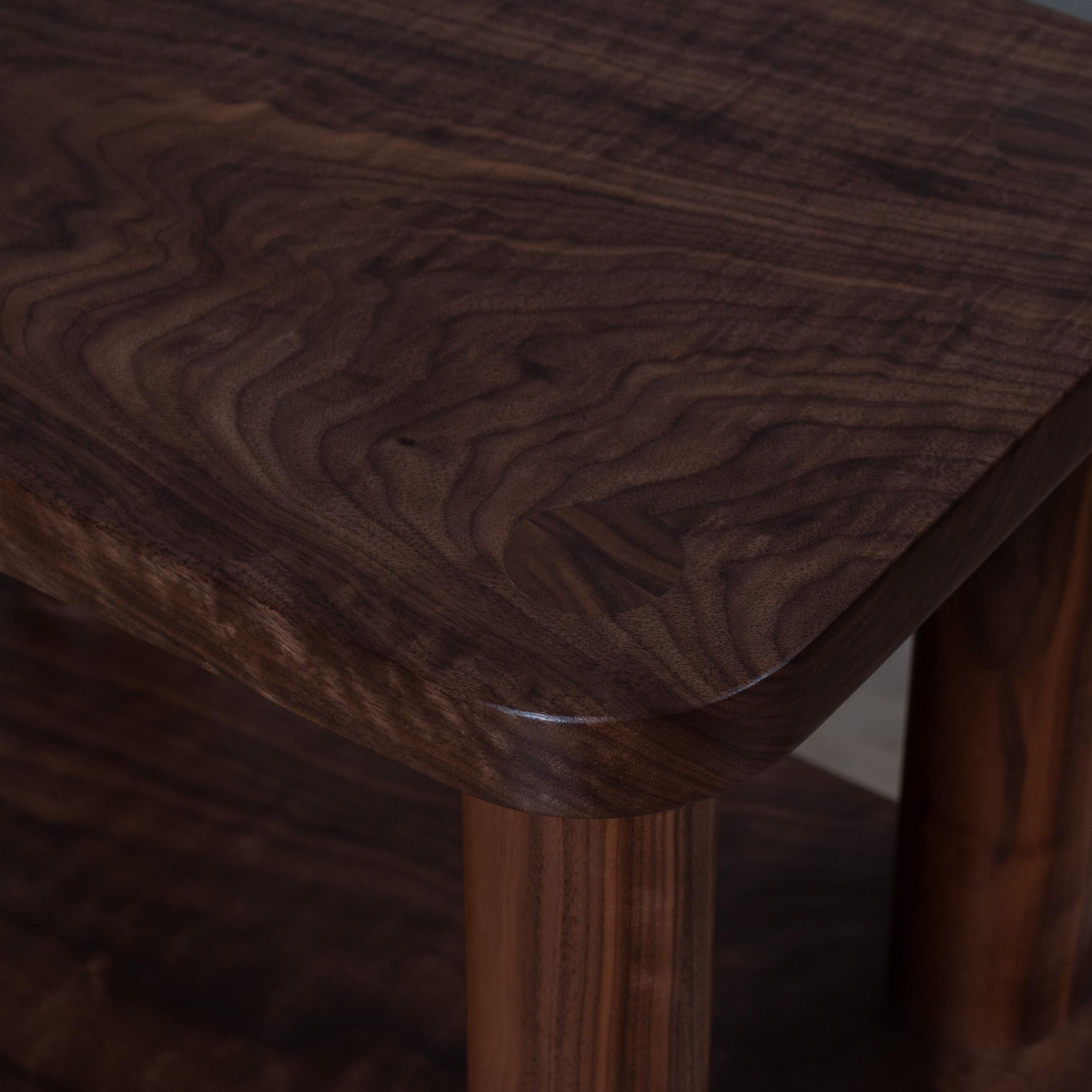 Coppia di tavolini in legno di noce realizzati a mano in vendita 3