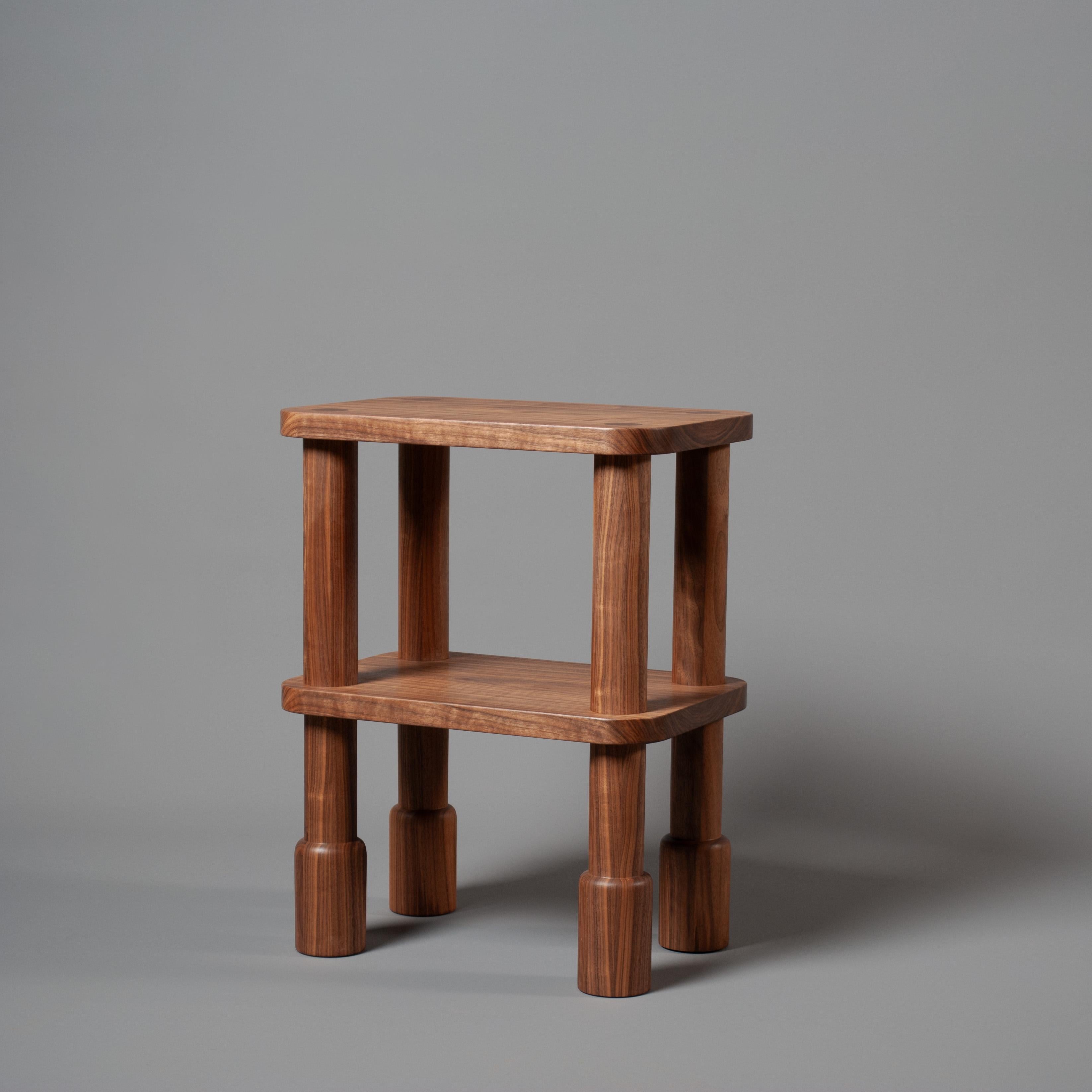 Coppia di tavolini in legno di noce realizzati a mano In condizioni Nuovo in vendita a London, GB