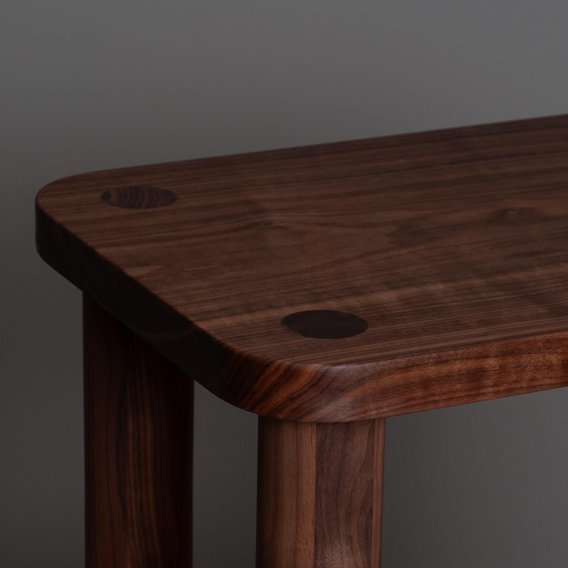 Coppia di tavolini in legno di noce realizzati a mano in vendita 1