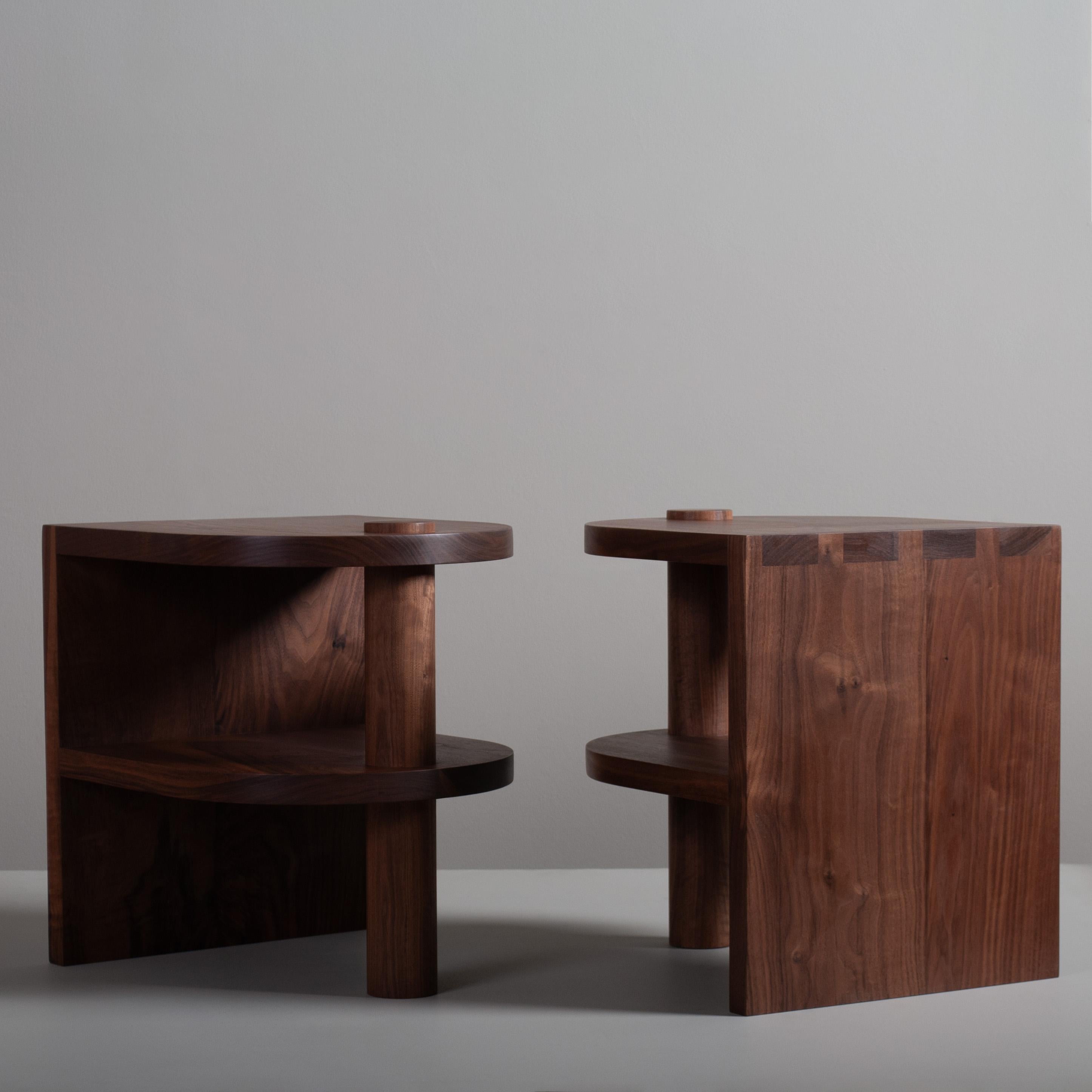 Paar Handcrafted Nussbaum Nachttische, End Tables (Moderne) im Angebot