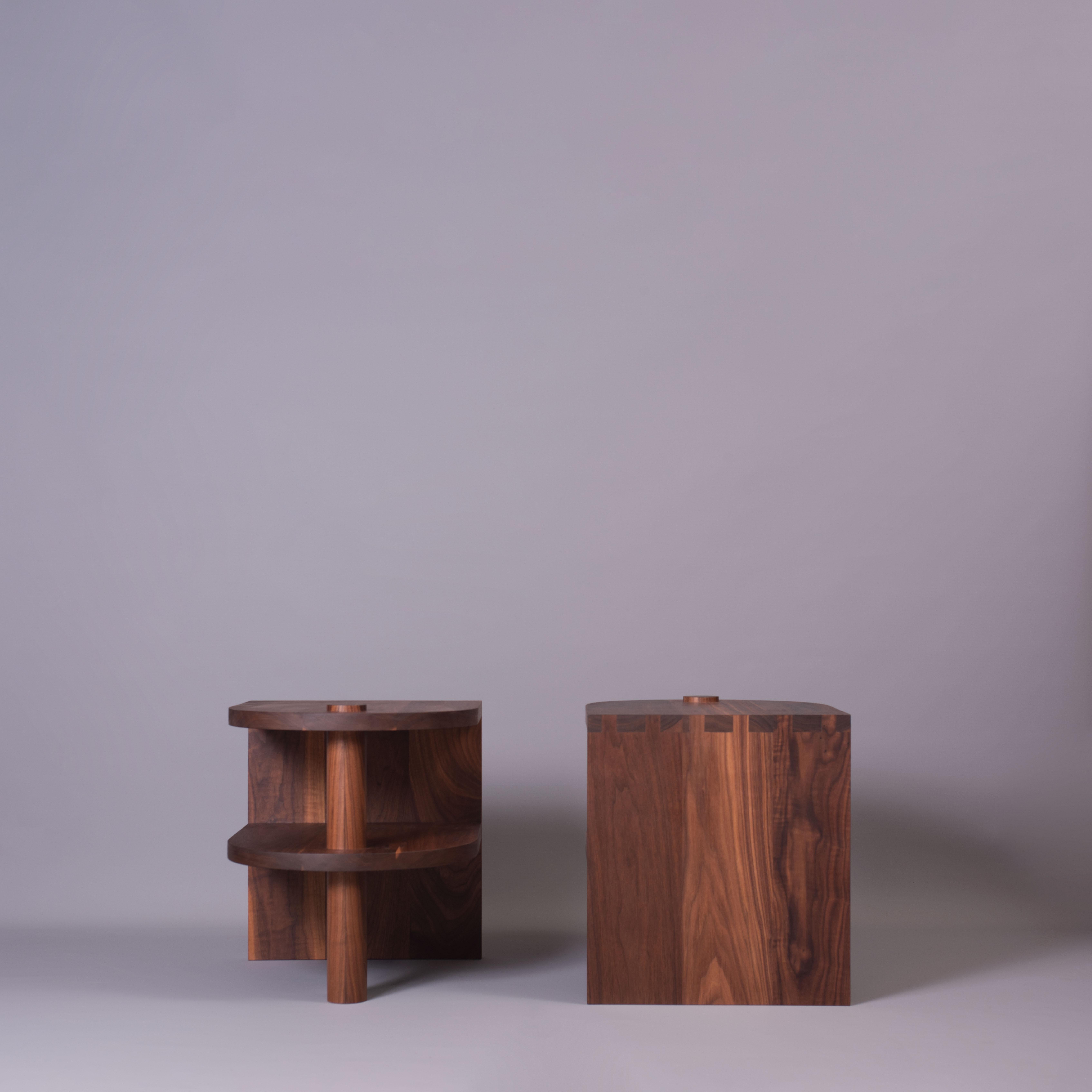 Pareja de mesillas de noche / mesas auxiliares de nogal artesanales en Nuevo estado para la venta en London, GB