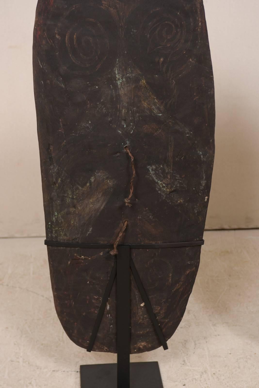Paire de boucliers de guerre Mendi en bois sculpté de Papouasie-Nouvelle-Guinée sur supports personnalisés en vente 3