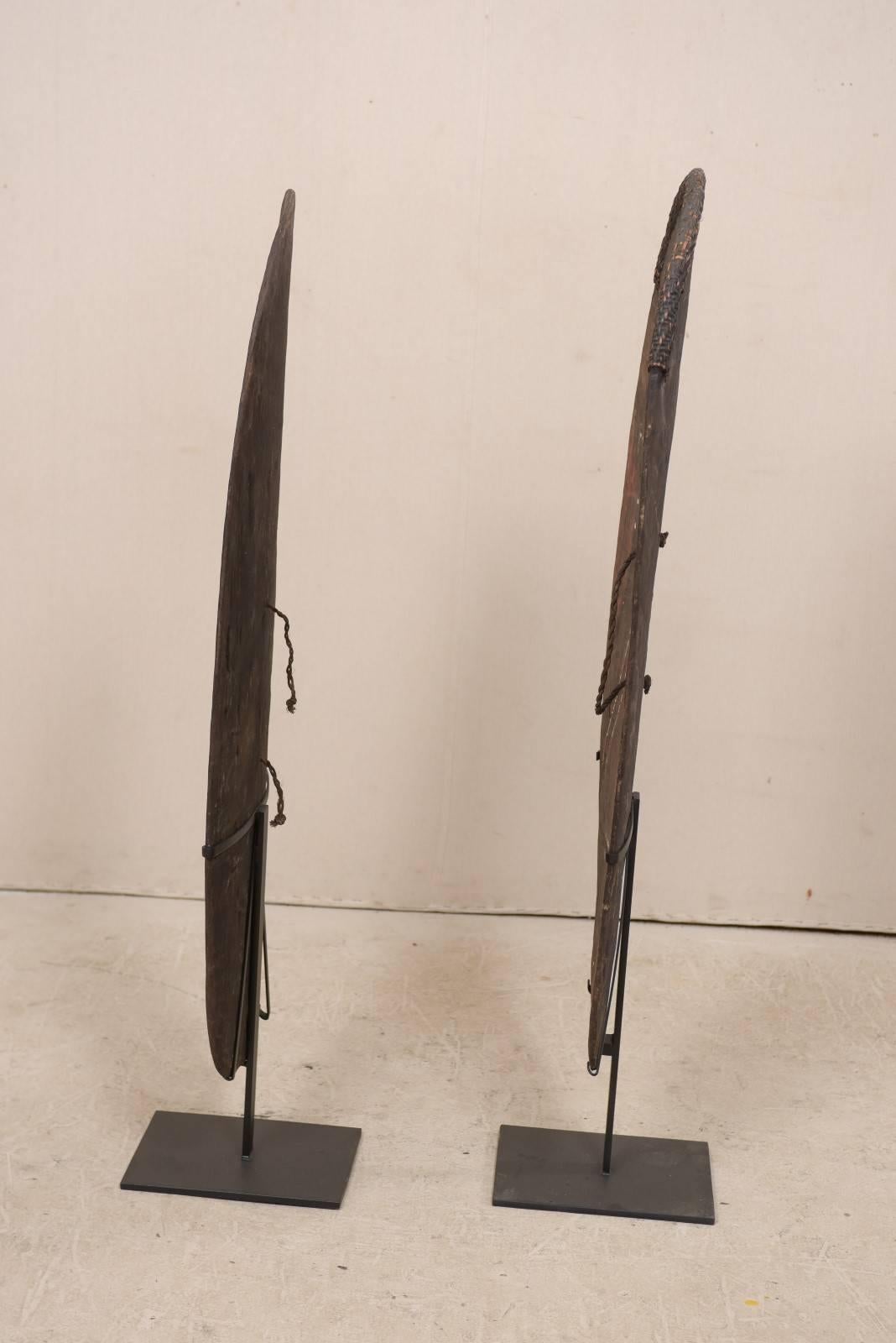 Coppia di scudi da guerra in legno intagliato Mendi di Papua Nuova Guinea su supporti personalizzati In condizioni buone in vendita a Atlanta, GA