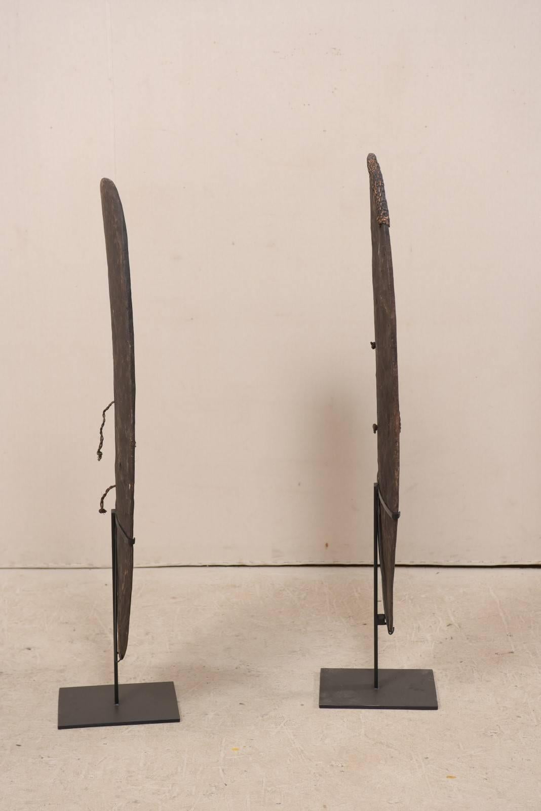 20ième siècle Paire de boucliers de guerre Mendi en bois sculpté de Papouasie-Nouvelle-Guinée sur supports personnalisés en vente