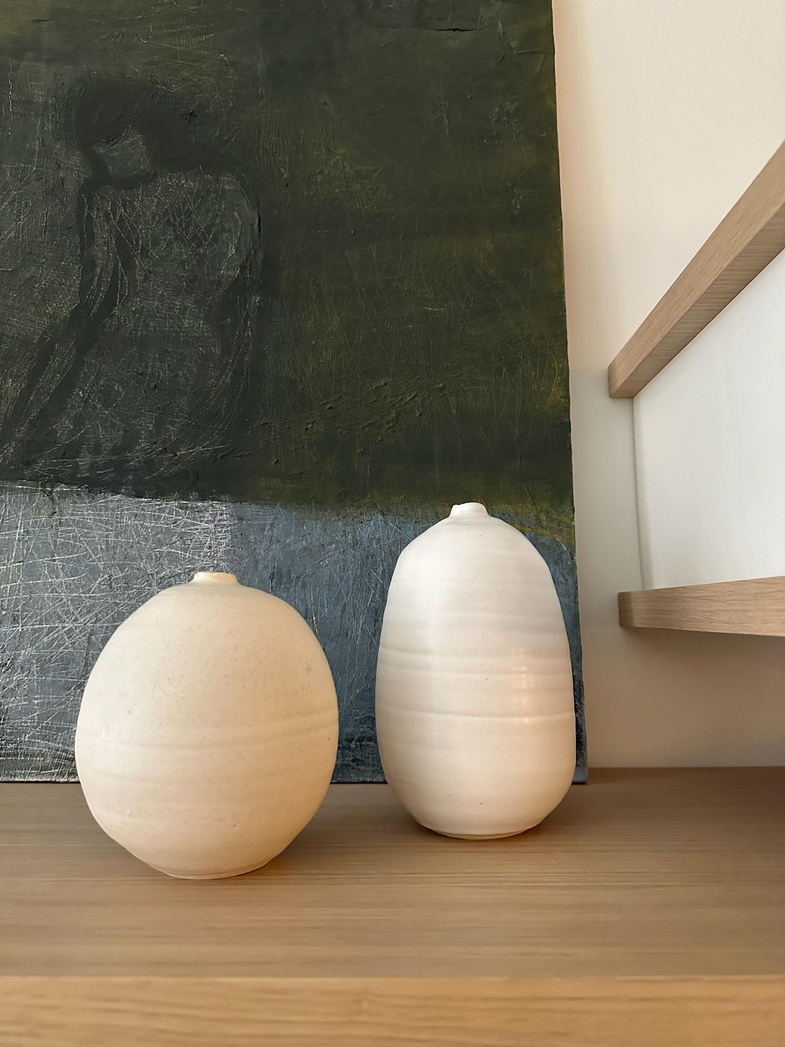 Paar handgefertigte elfenbeinfarbene Keramik (Moderne) im Angebot